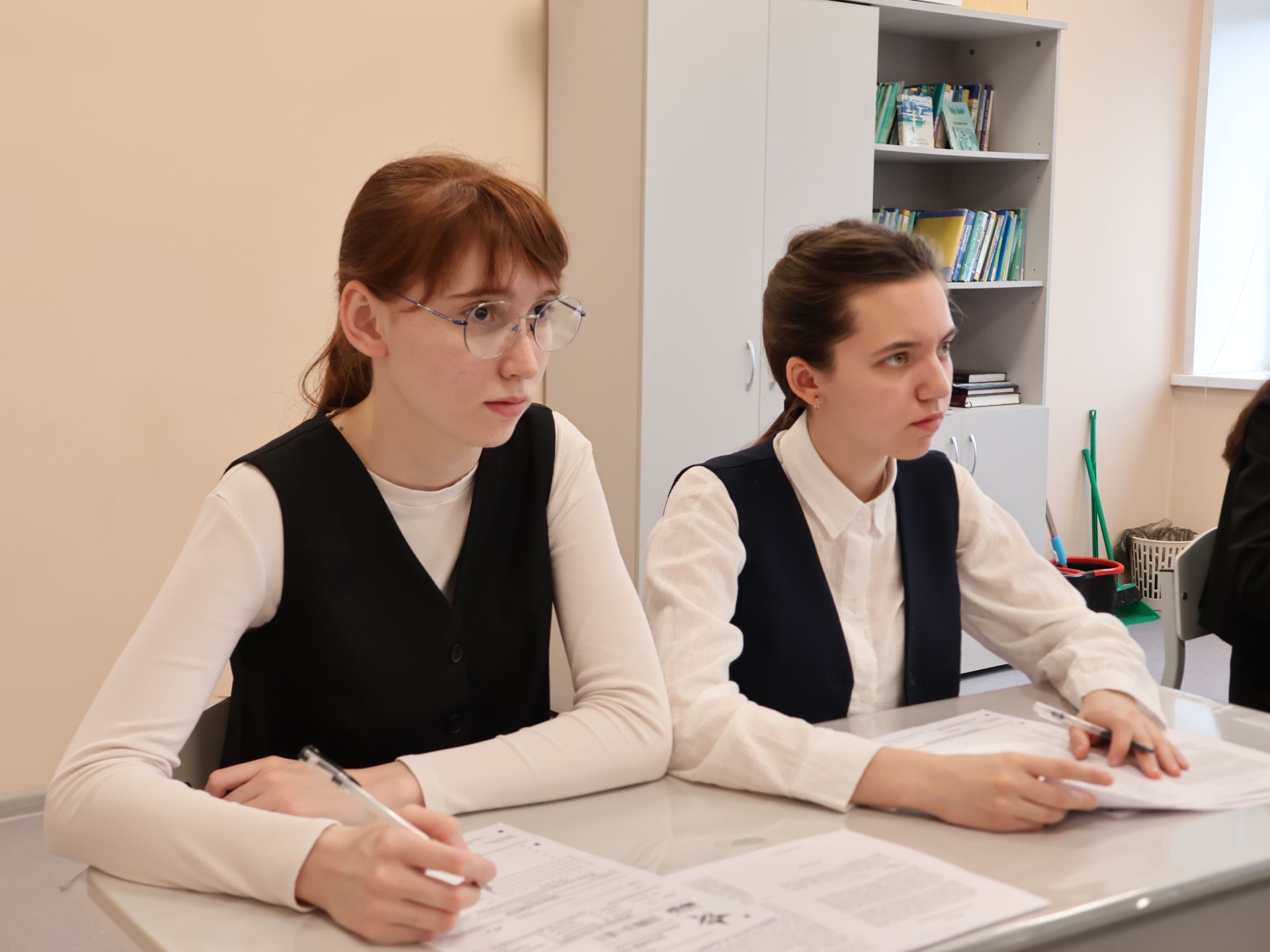 Актанышның беренче санлы мәктәбендә төрле һөнәр ияләре укучылар белән бергә «Җиңү диктанты» язды
