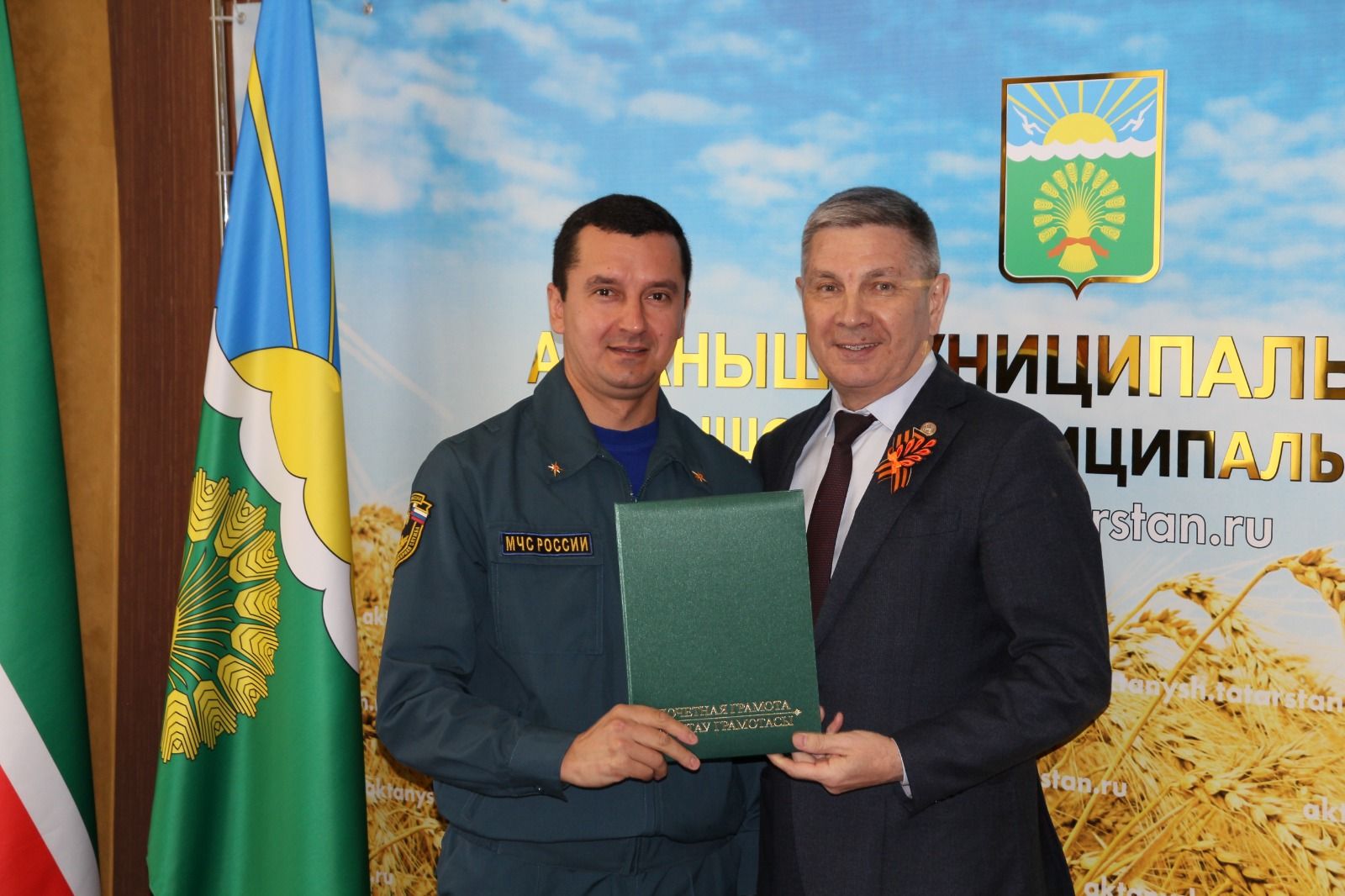Актаныш районы хакимиятендә янгын сүндерү хезмәткәрләрен һөнәри бәйрәмнәре белән котладылар