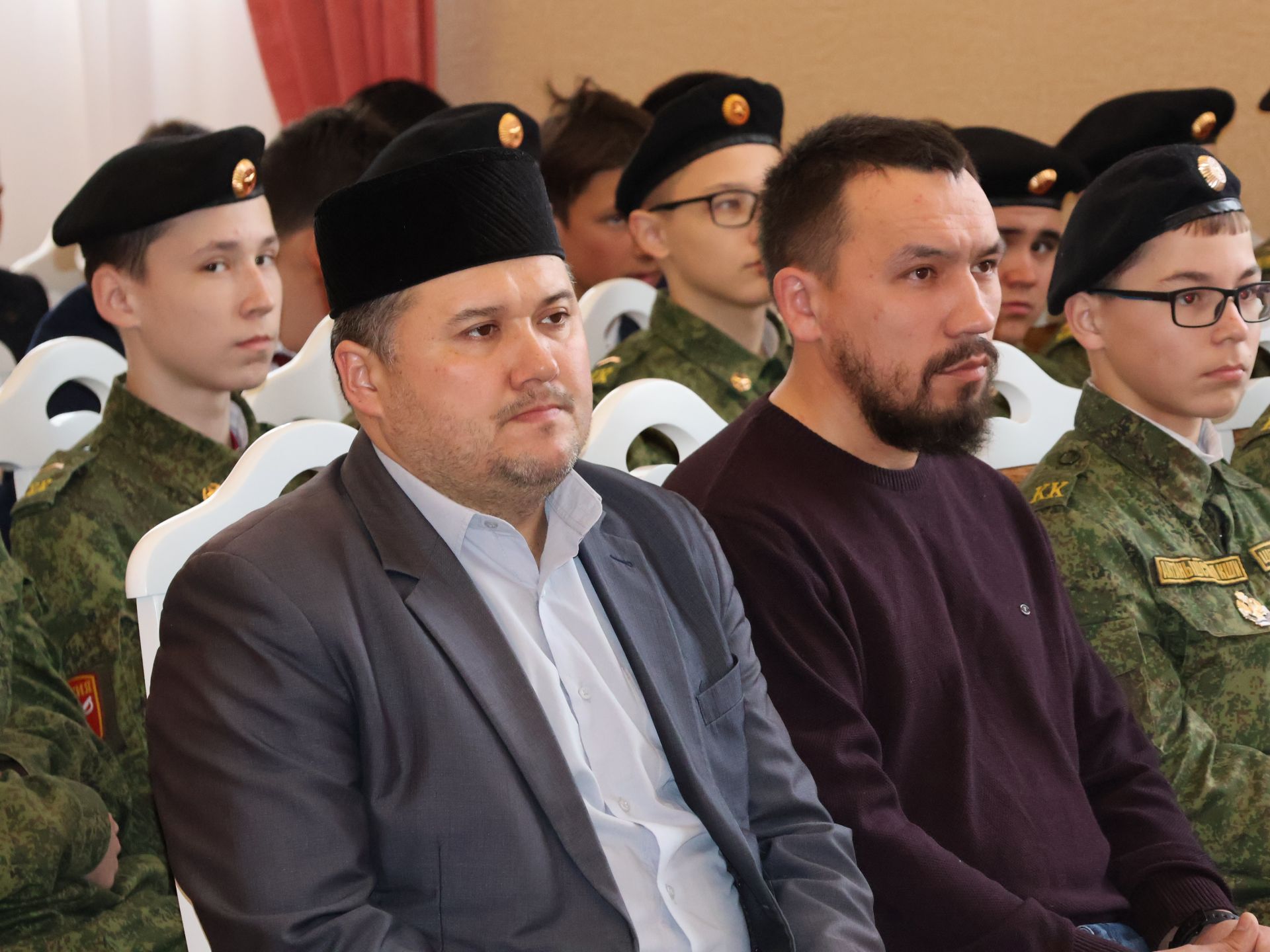 «Гаилә мәктәбе» дәресендә укучылар МХО ветераны Илнар Нәбиуллинны хөрмәтләде