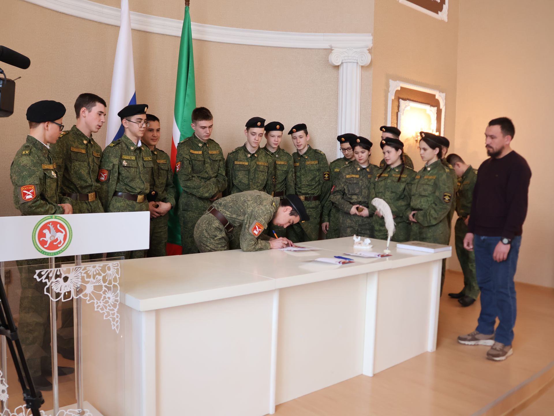 «Гаилә мәктәбе» дәресендә укучылар МХО ветераны Илнар Нәбиуллинны хөрмәтләде
