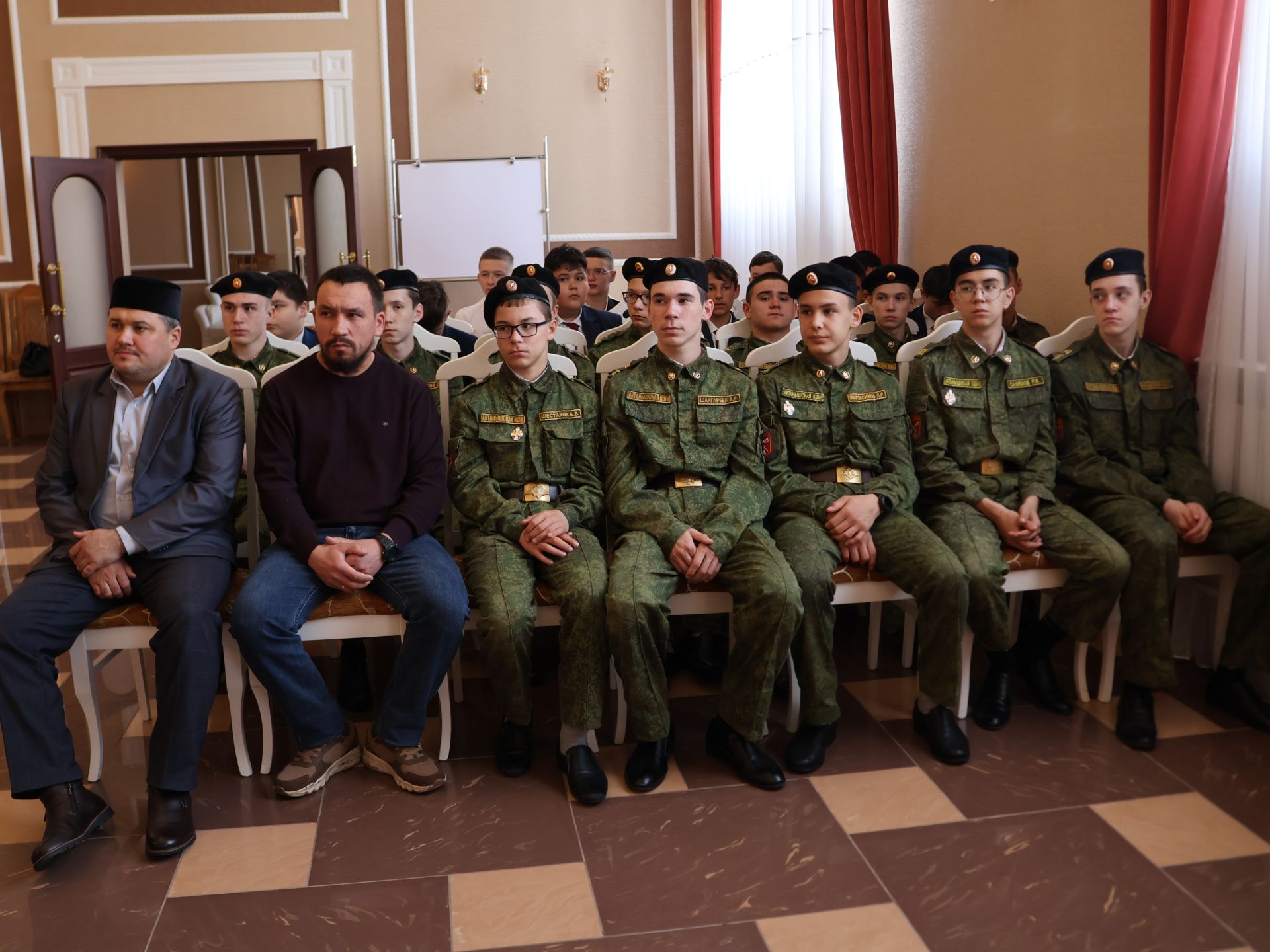 «Гаилә мәктәбе» дәресендә укучылар МХО ветераны Илнар Нәбиуллинны хөрмәтләде