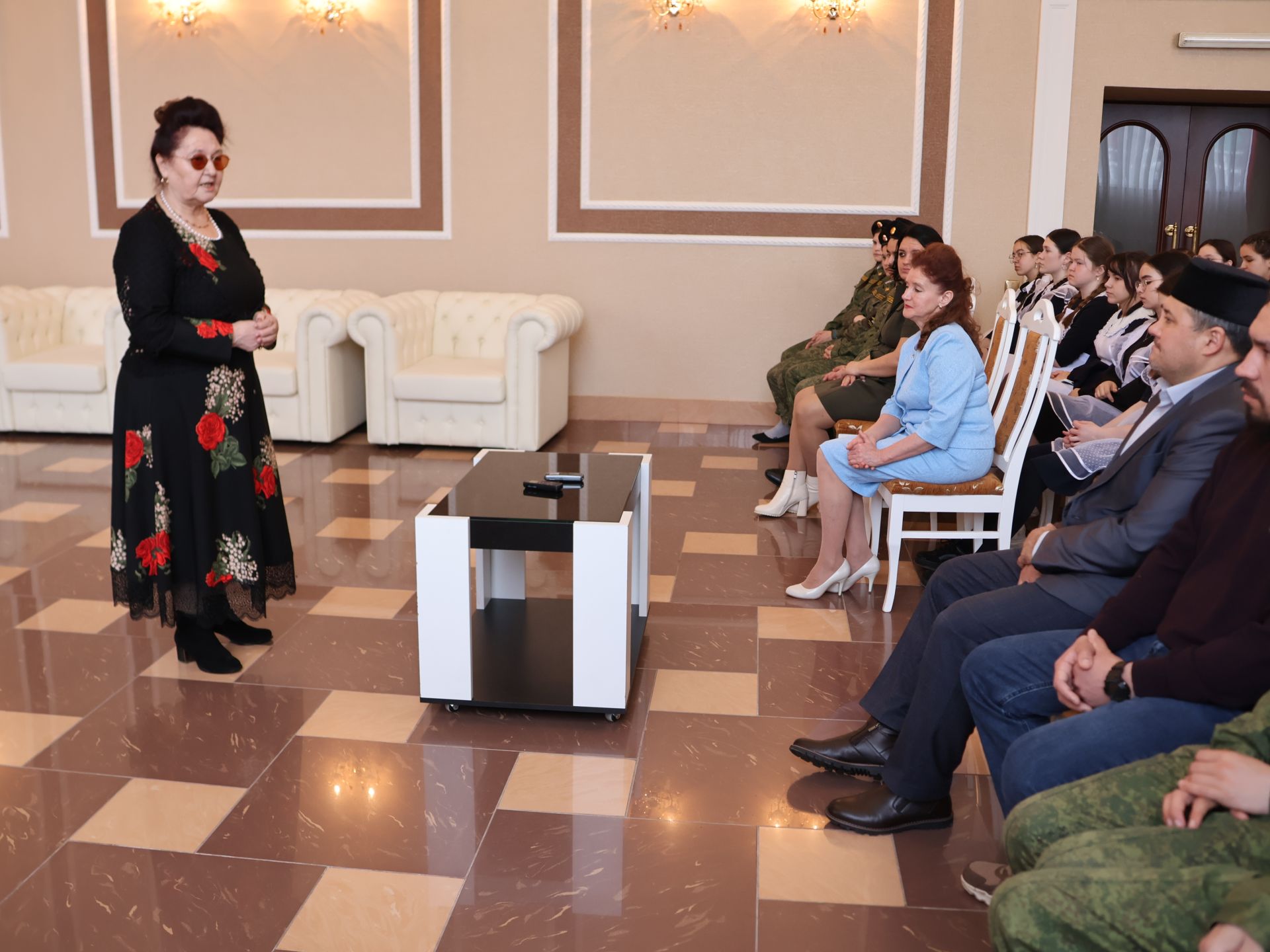 «Гаилә мәктәбе» дәресендә укучылар МХО ветераны Илнар Нәбиуллинны хөрмәтләде