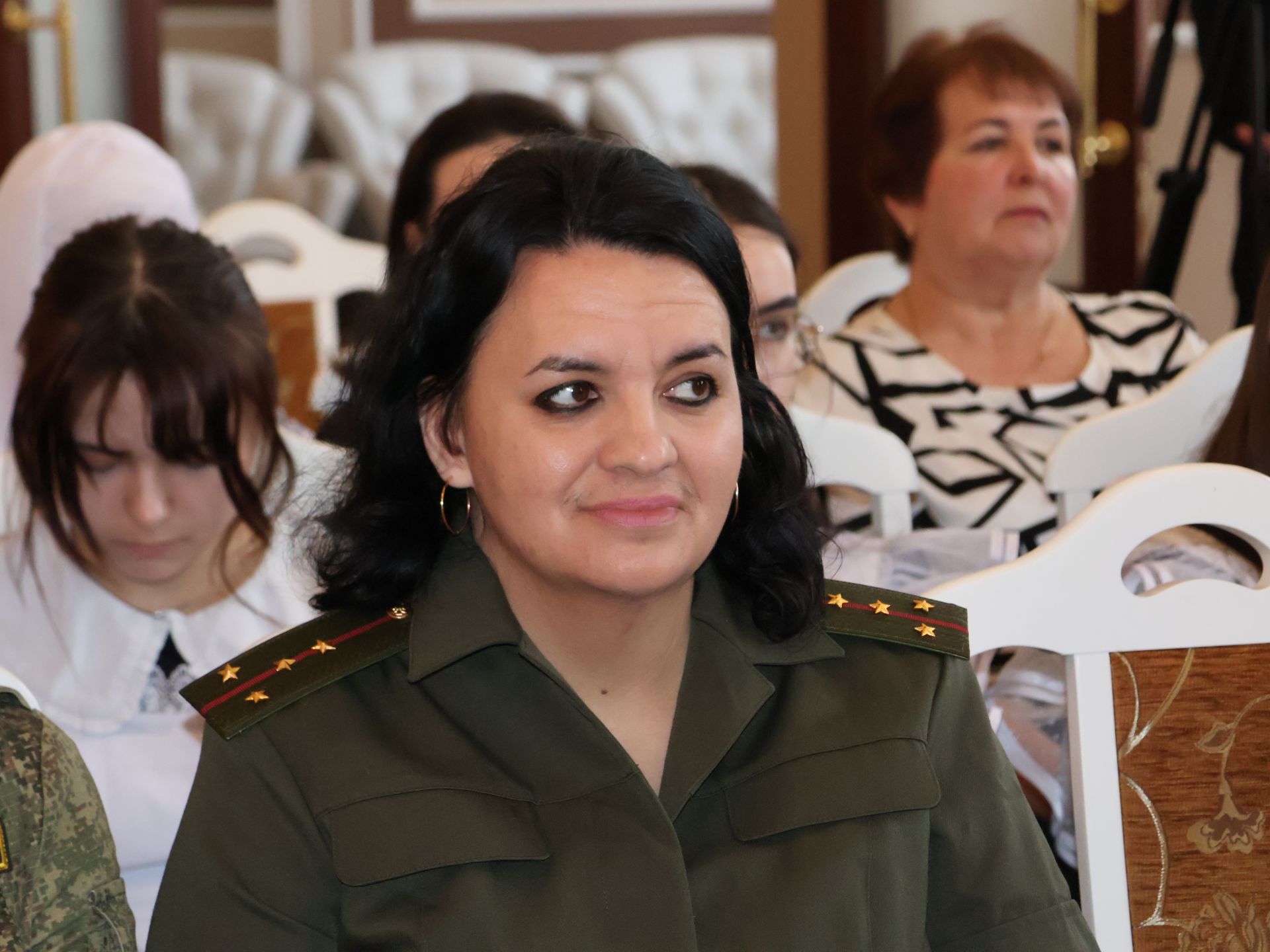 «Гаилә мәктәбе» дәресендә укучылар МХО ветераны Илнар Нәбиуллинны хөрмәтләде