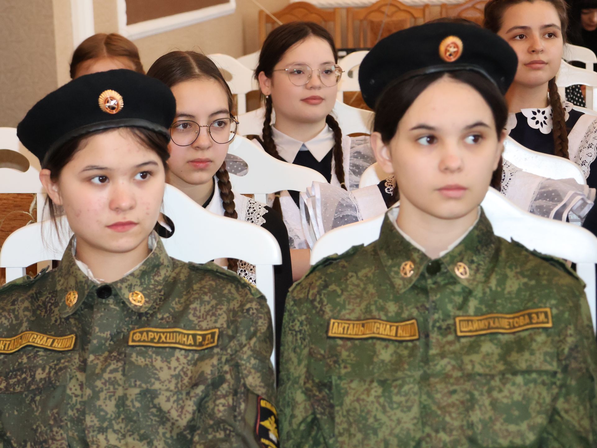«Гаилә мәктәбе» дәресендә укучылар МХО ветераны Илнар Нәбиуллинны хөрмәтләде