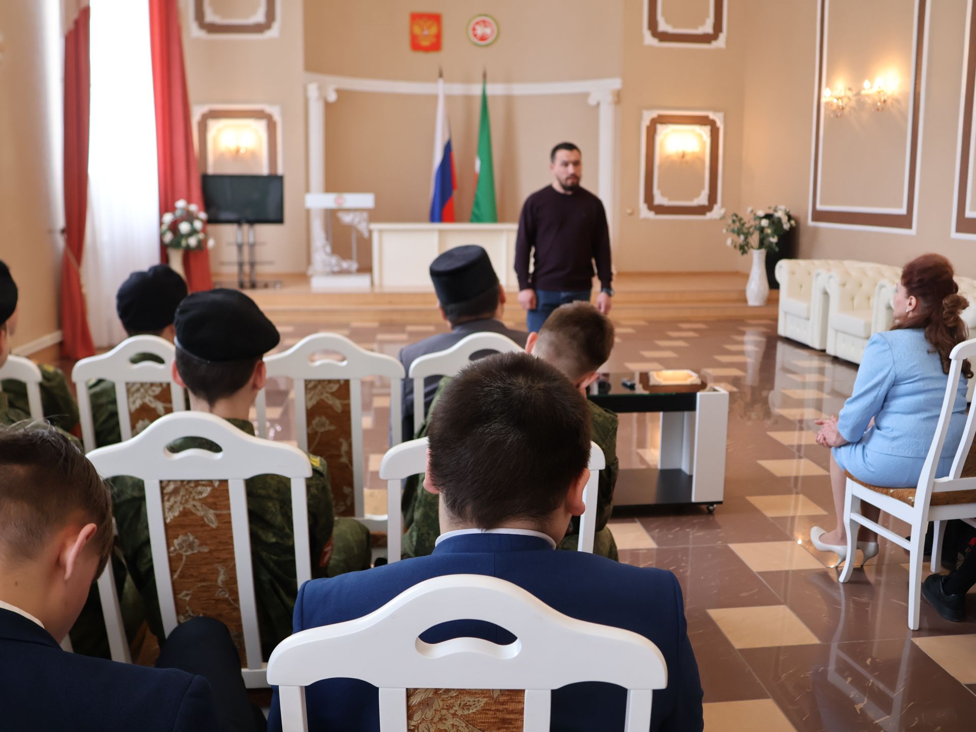 «Гаилә мәктәбе» дәресендә укучылар МХО ветераны Илнар Нәбиуллинны хөрмәтләде