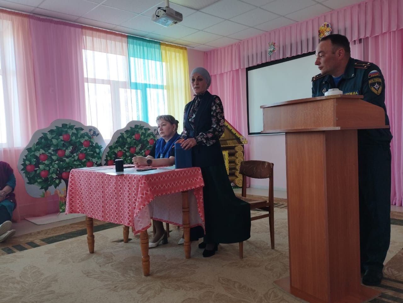 Яңа Әлем балалар бакчасында ата-аналарга куркынычсызлык кагыйдәләрен аңлаттылар