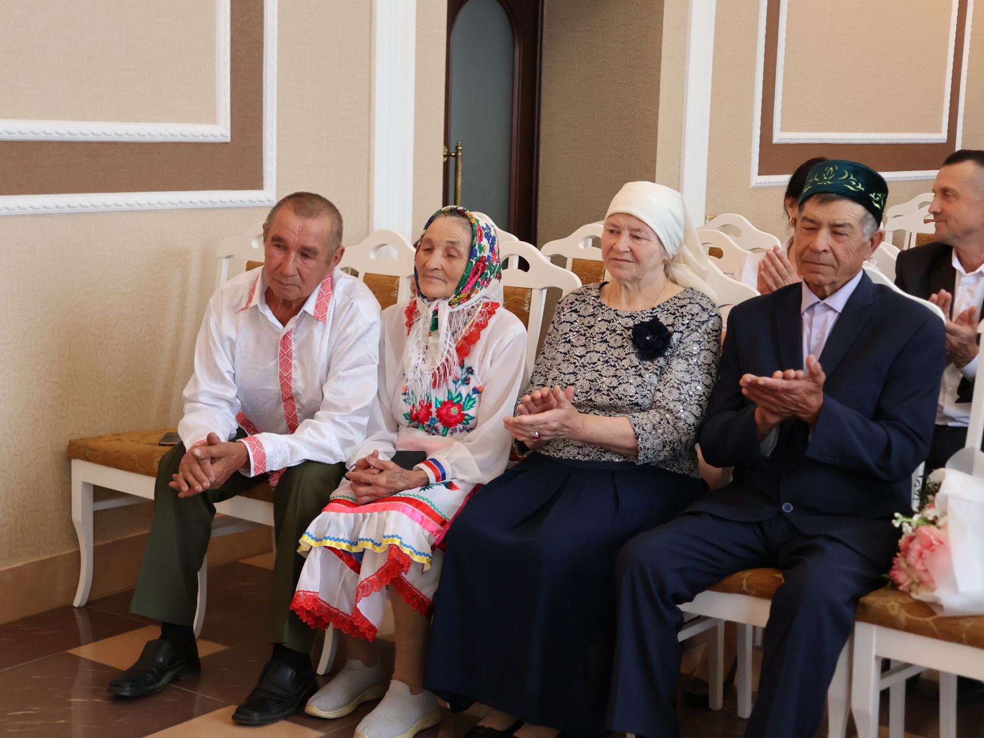 Актанышның бриллиант, зөбәрҗәт, алтын туйларын каршылаган үрнәк парларын хөрмәтләделәр