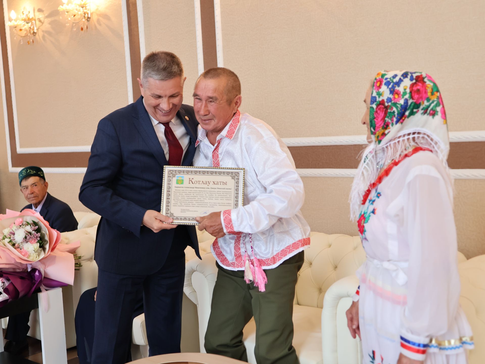 Актанышның бриллиант, зөбәрҗәт, алтын туйларын каршылаган үрнәк парларын хөрмәтләделәр