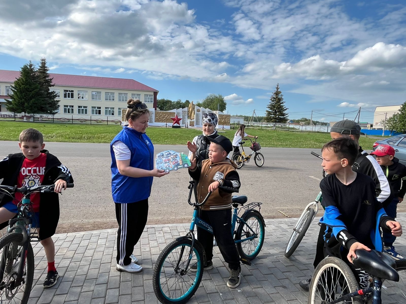 Яңа Әлем мәктәбе укучылары «Җәйне каршы алабыз» велоузышында катнашты