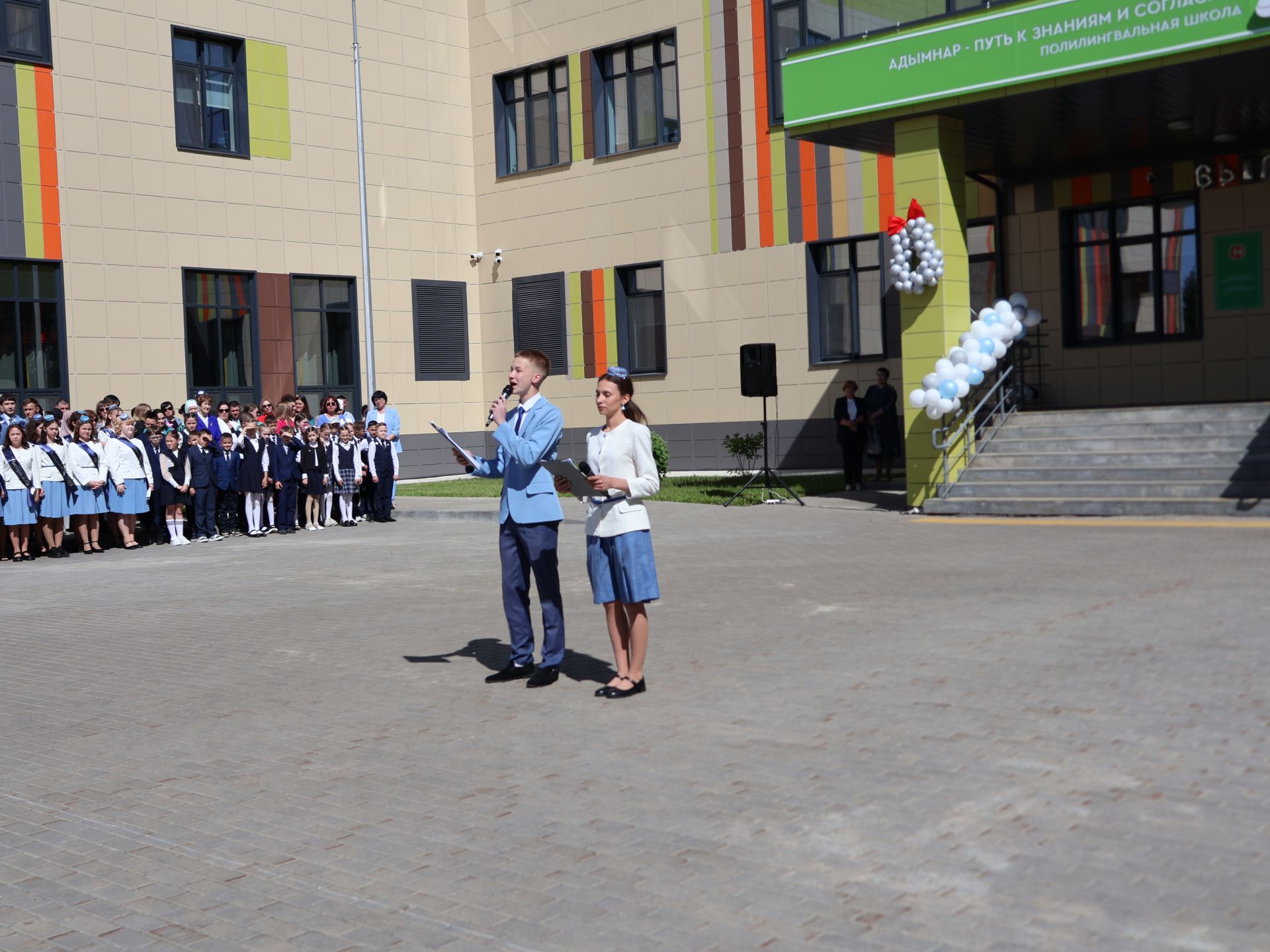 Сәләтле балалар өчен гуманитар гимназиядә Соңгы кыңгырау бәйрәме: Ак юллар сезгә, балалар!