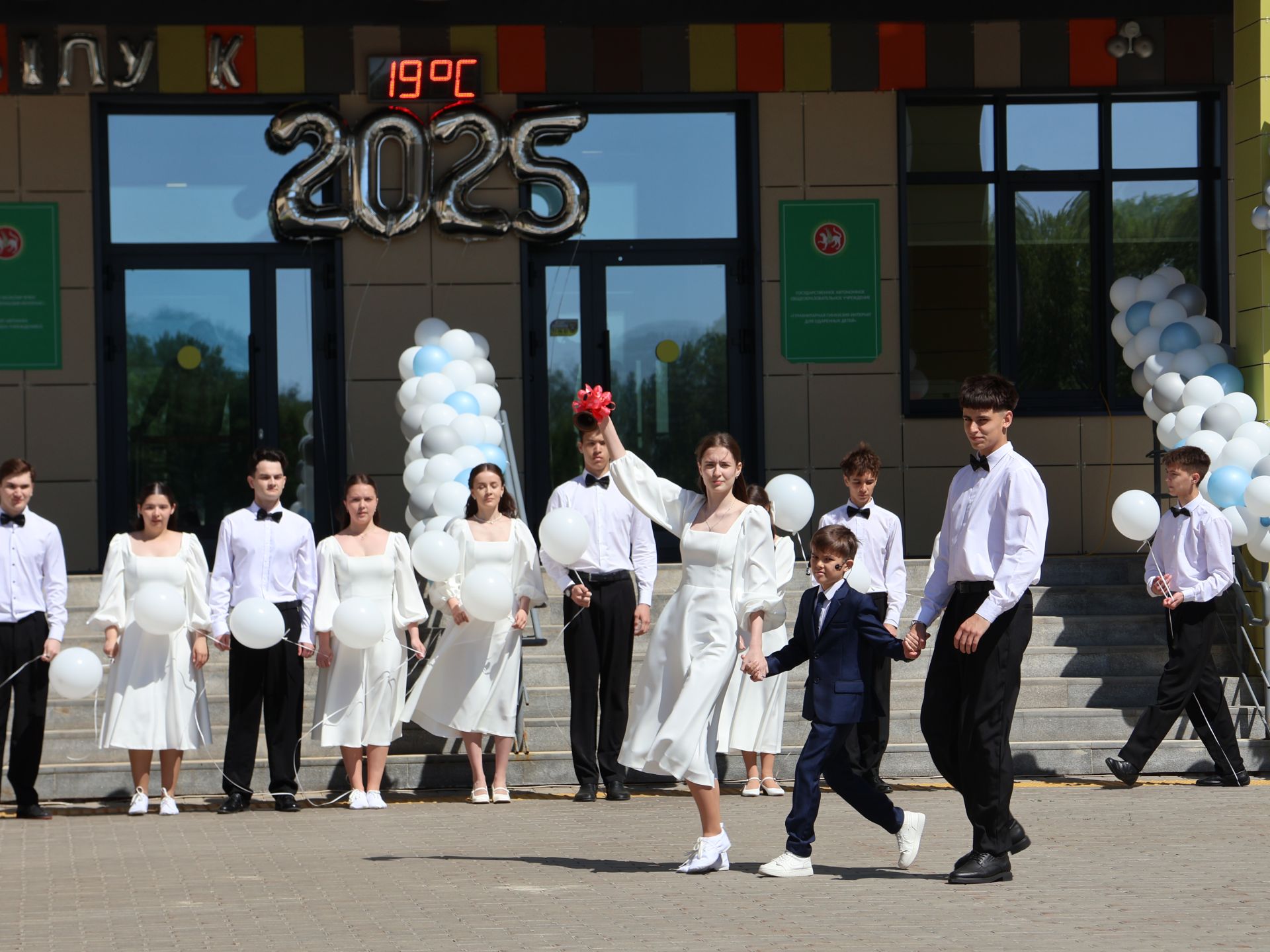 Сәләтле балалар өчен гуманитар гимназиядә Соңгы кыңгырау бәйрәме: Ак юллар сезгә, балалар!