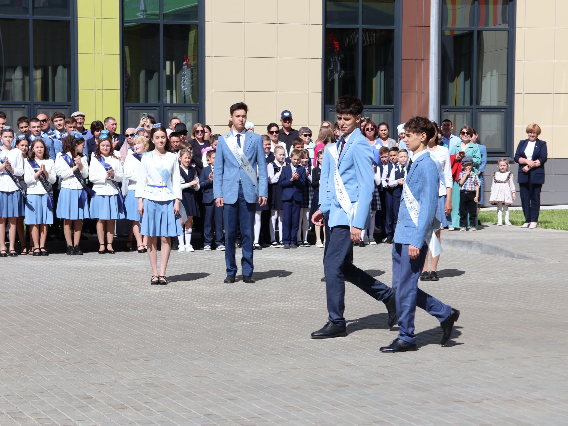 Сәләтле балалар өчен гуманитар гимназиядә Соңгы кыңгырау бәйрәме: Ак юллар сезгә, балалар!