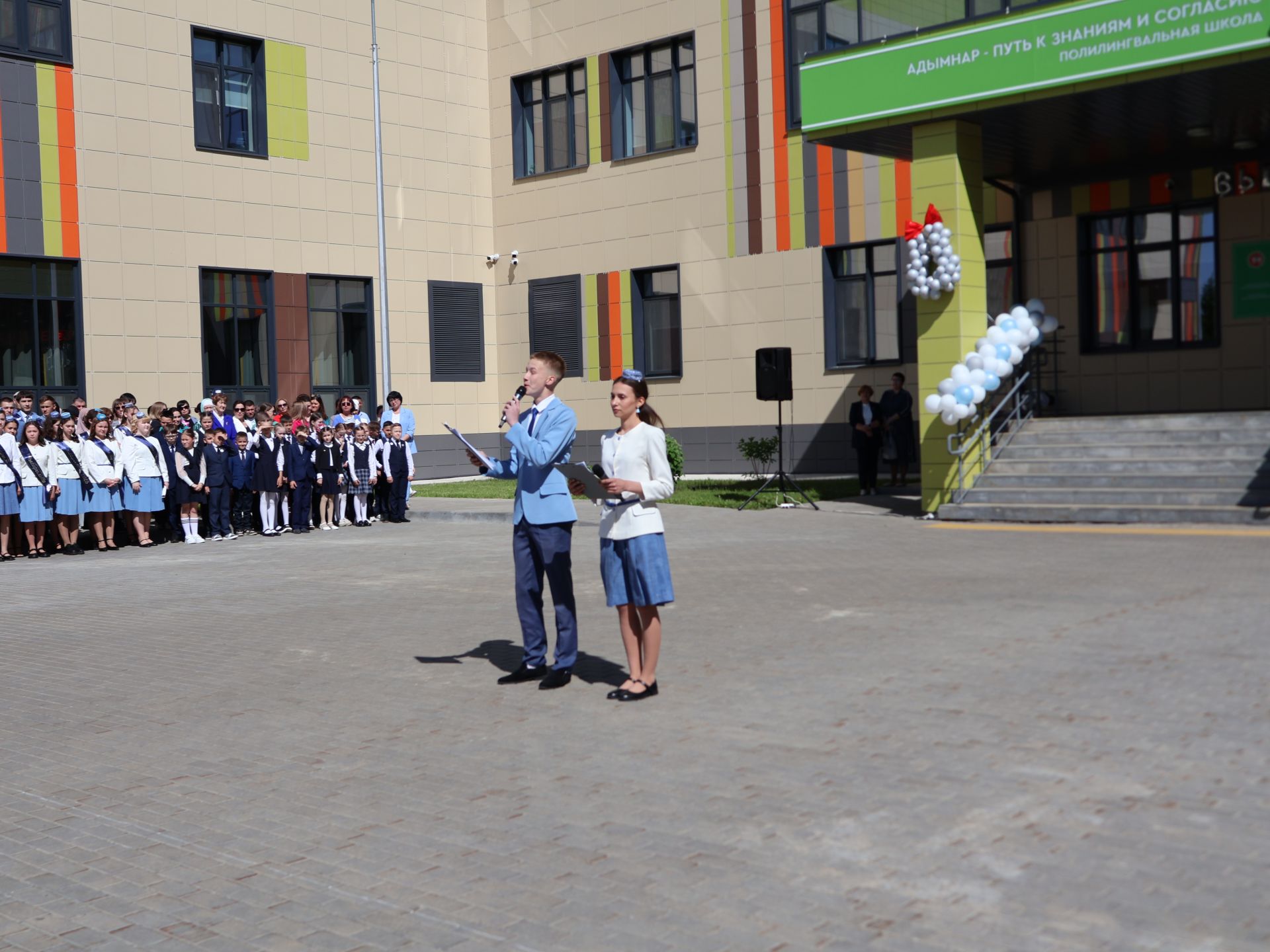 Сәләтле балалар өчен гуманитар гимназиядә Соңгы кыңгырау бәйрәме: Ак юллар сезгә, балалар!
