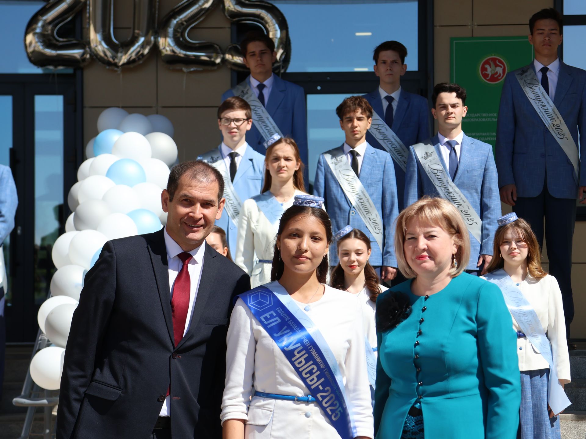 Сәләтле балалар өчен гуманитар гимназиядә Соңгы кыңгырау бәйрәме: Ак юллар сезгә, балалар!