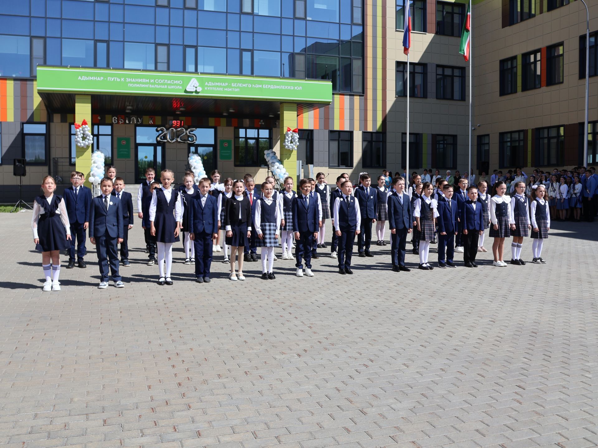 Сәләтле балалар өчен гуманитар гимназиядә Соңгы кыңгырау бәйрәме: Ак юллар сезгә, балалар!