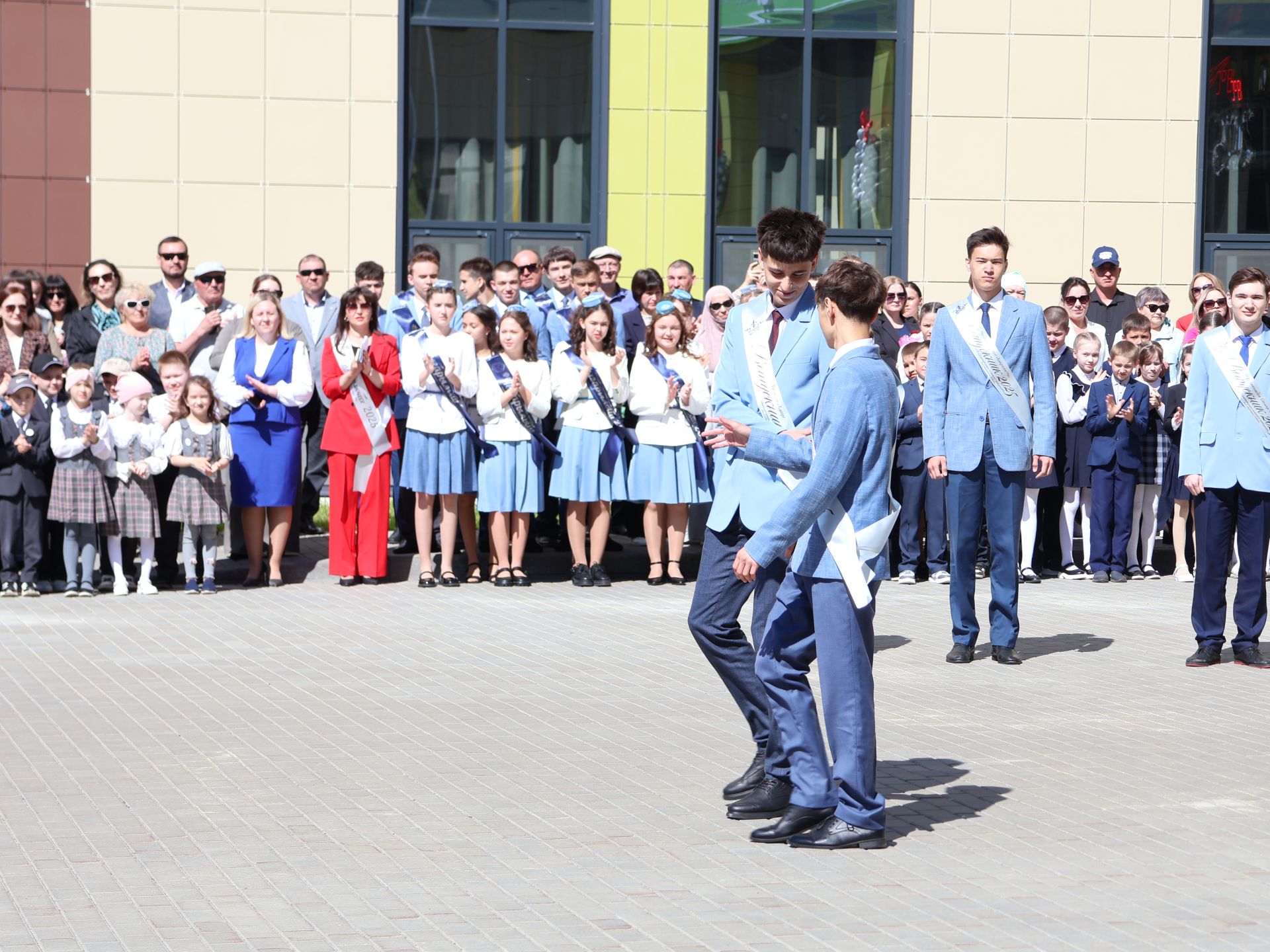 Сәләтле балалар өчен гуманитар гимназиядә Соңгы кыңгырау бәйрәме: Ак юллар сезгә, балалар!
