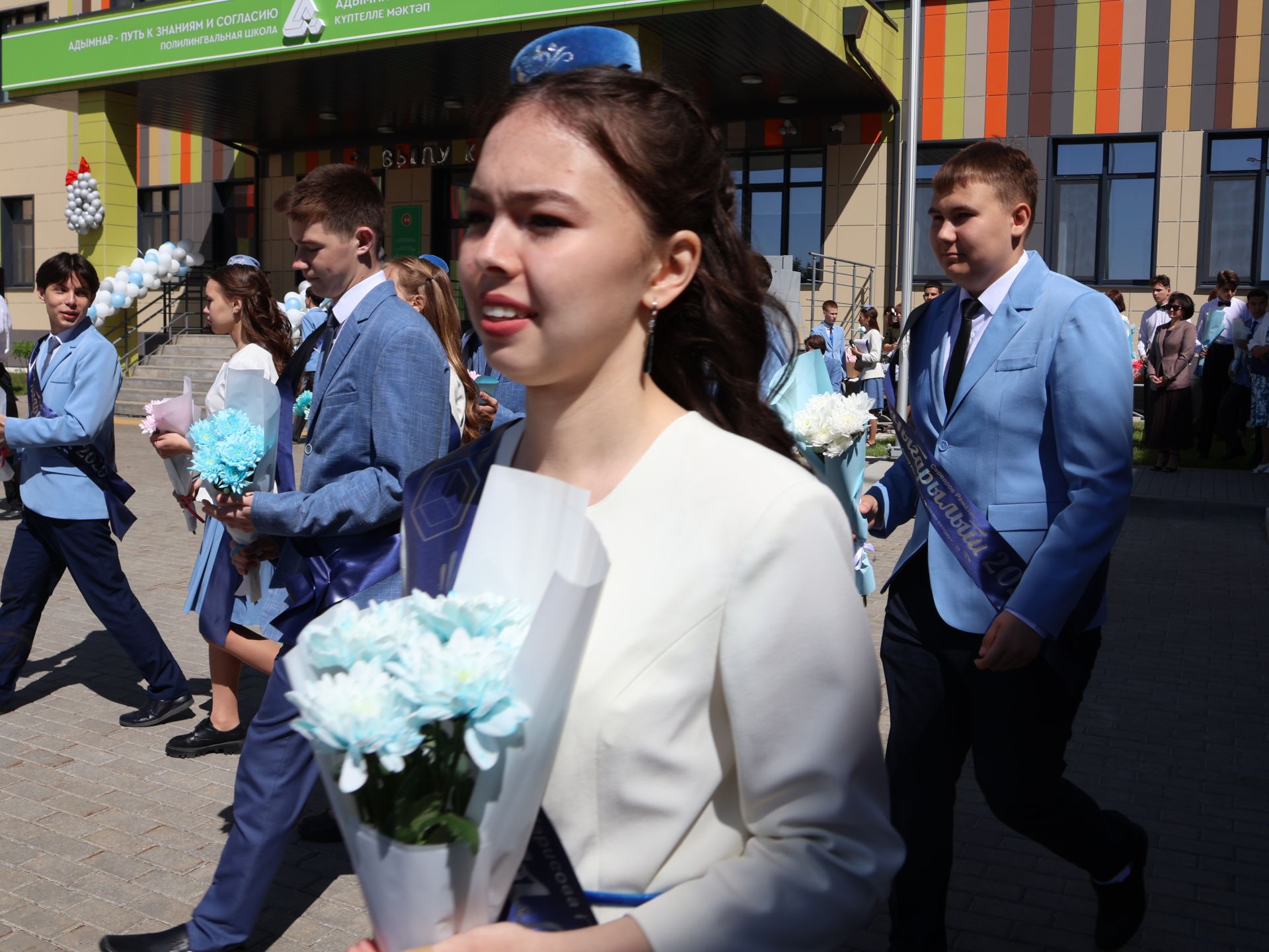 Сәләтле балалар өчен гуманитар гимназиядә Соңгы кыңгырау бәйрәме: Ак юллар сезгә, балалар!