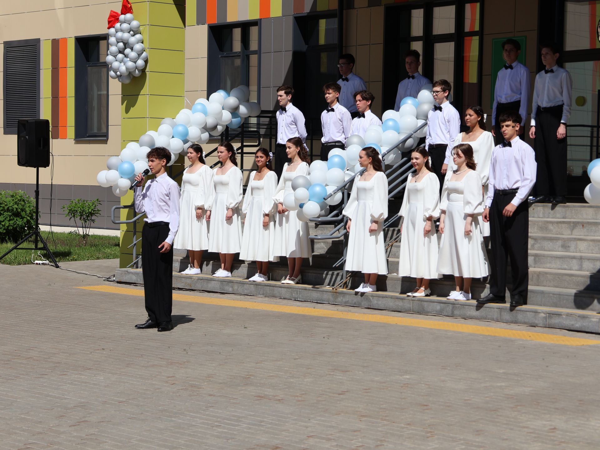 Сәләтле балалар өчен гуманитар гимназиядә Соңгы кыңгырау бәйрәме: Ак юллар сезгә, балалар!
