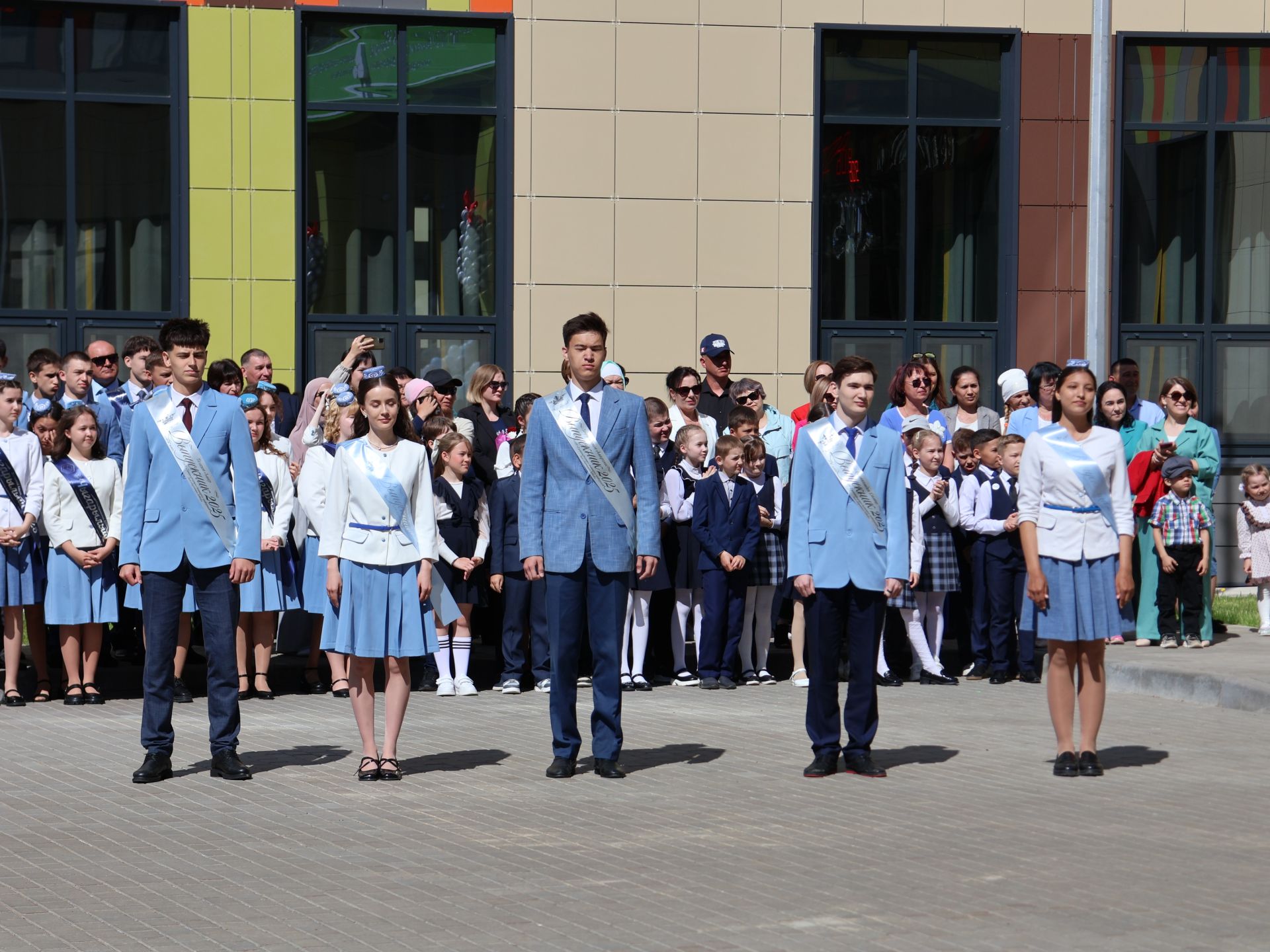 Сәләтле балалар өчен гуманитар гимназиядә Соңгы кыңгырау бәйрәме: Ак юллар сезгә, балалар!