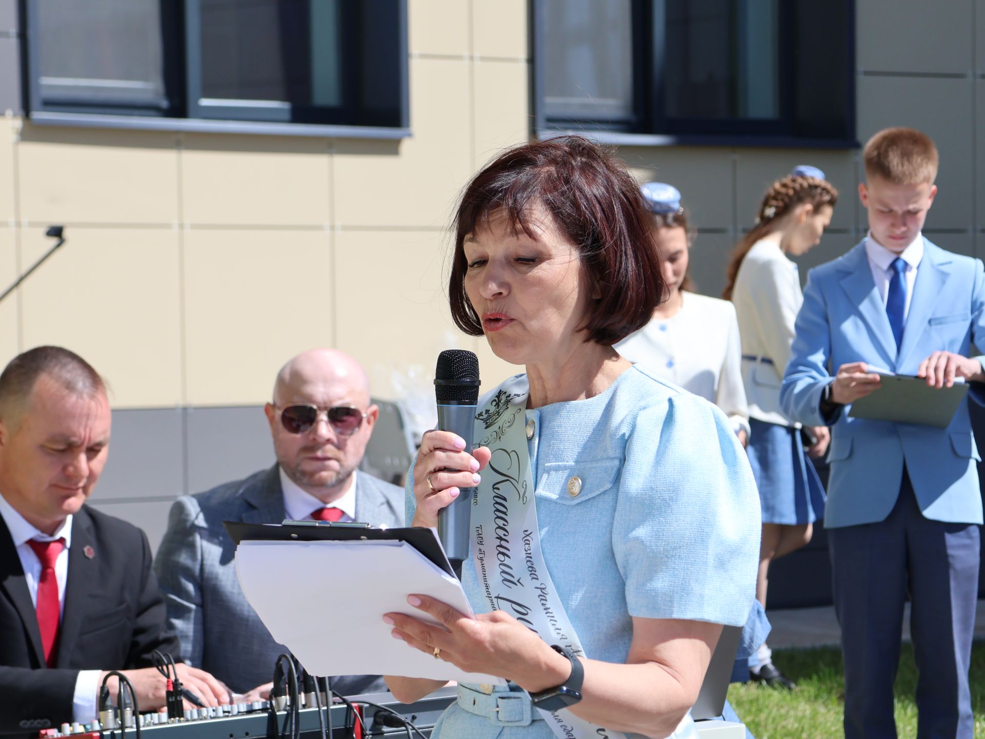 Сәләтле балалар өчен гуманитар гимназиядә Соңгы кыңгырау бәйрәме: Ак юллар сезгә, балалар!