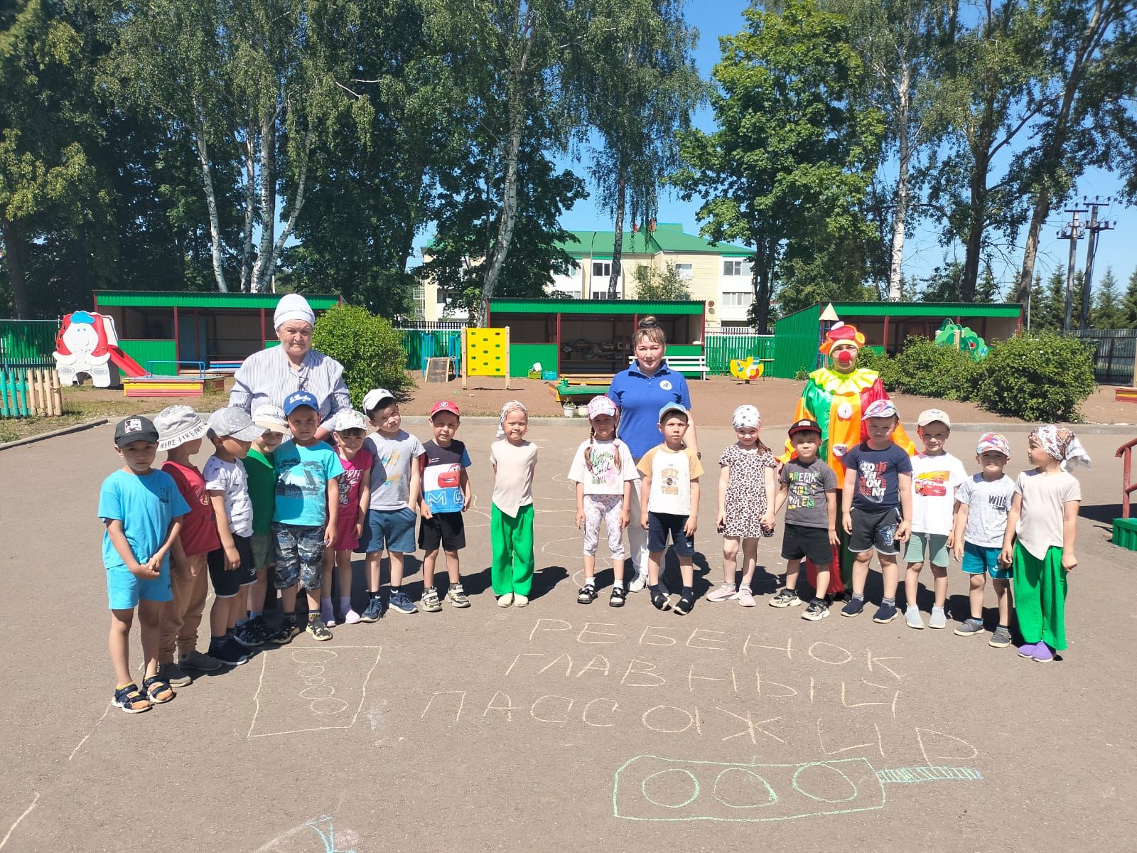 Әкият геройлары һәм төсле акбурлар: «Ромашка»да юл хәрәкәте кагыйдәләренә өйрәтүче чара узды
