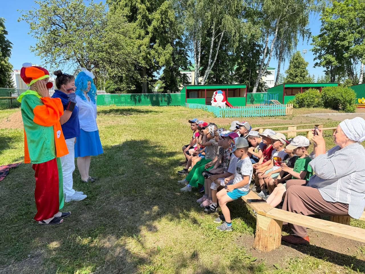Әкият геройлары һәм төсле акбурлар: «Ромашка»да юл хәрәкәте кагыйдәләренә өйрәтүче чара узды