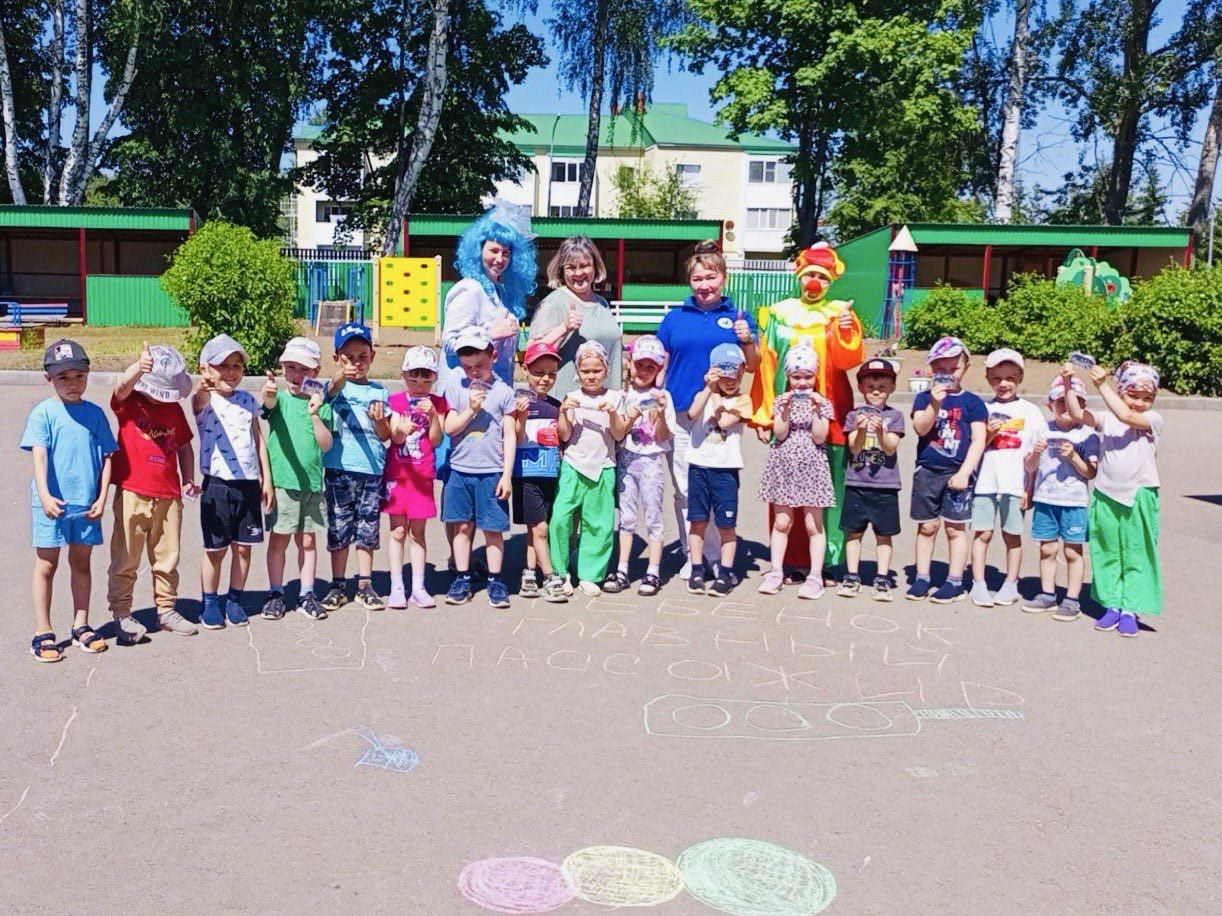 Әкият геройлары һәм төсле акбурлар: «Ромашка»да юл хәрәкәте кагыйдәләренә өйрәтүче чара узды