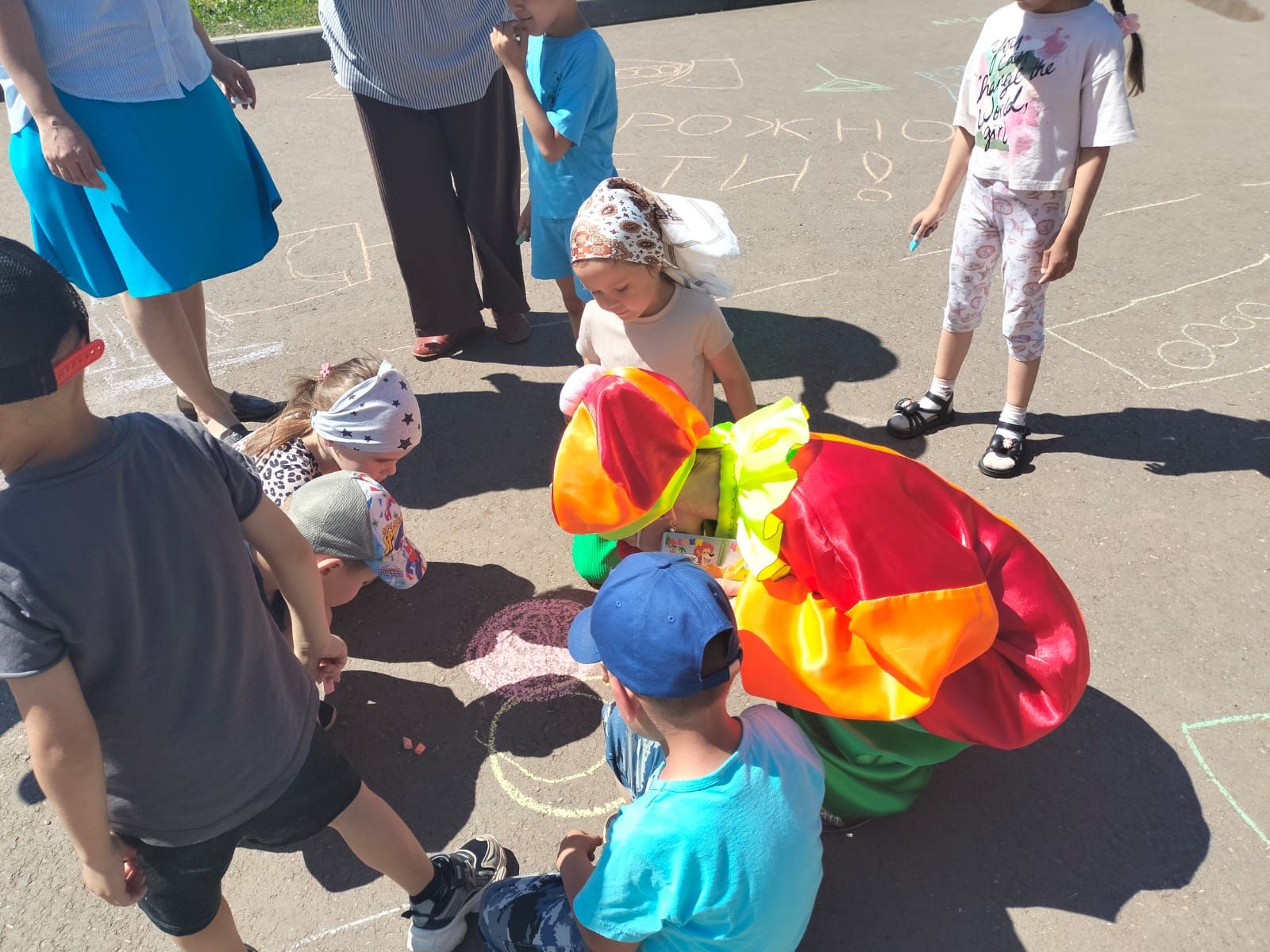 Әкият геройлары һәм төсле акбурлар: «Ромашка»да юл хәрәкәте кагыйдәләренә өйрәтүче чара узды