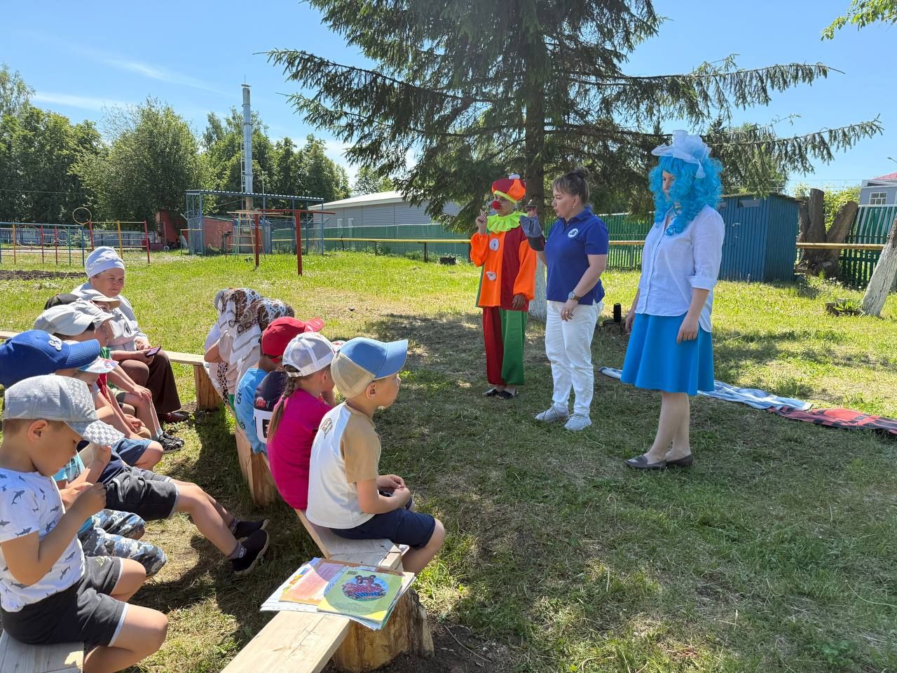 Әкият геройлары һәм төсле акбурлар: «Ромашка»да юл хәрәкәте кагыйдәләренә өйрәтүче чара узды