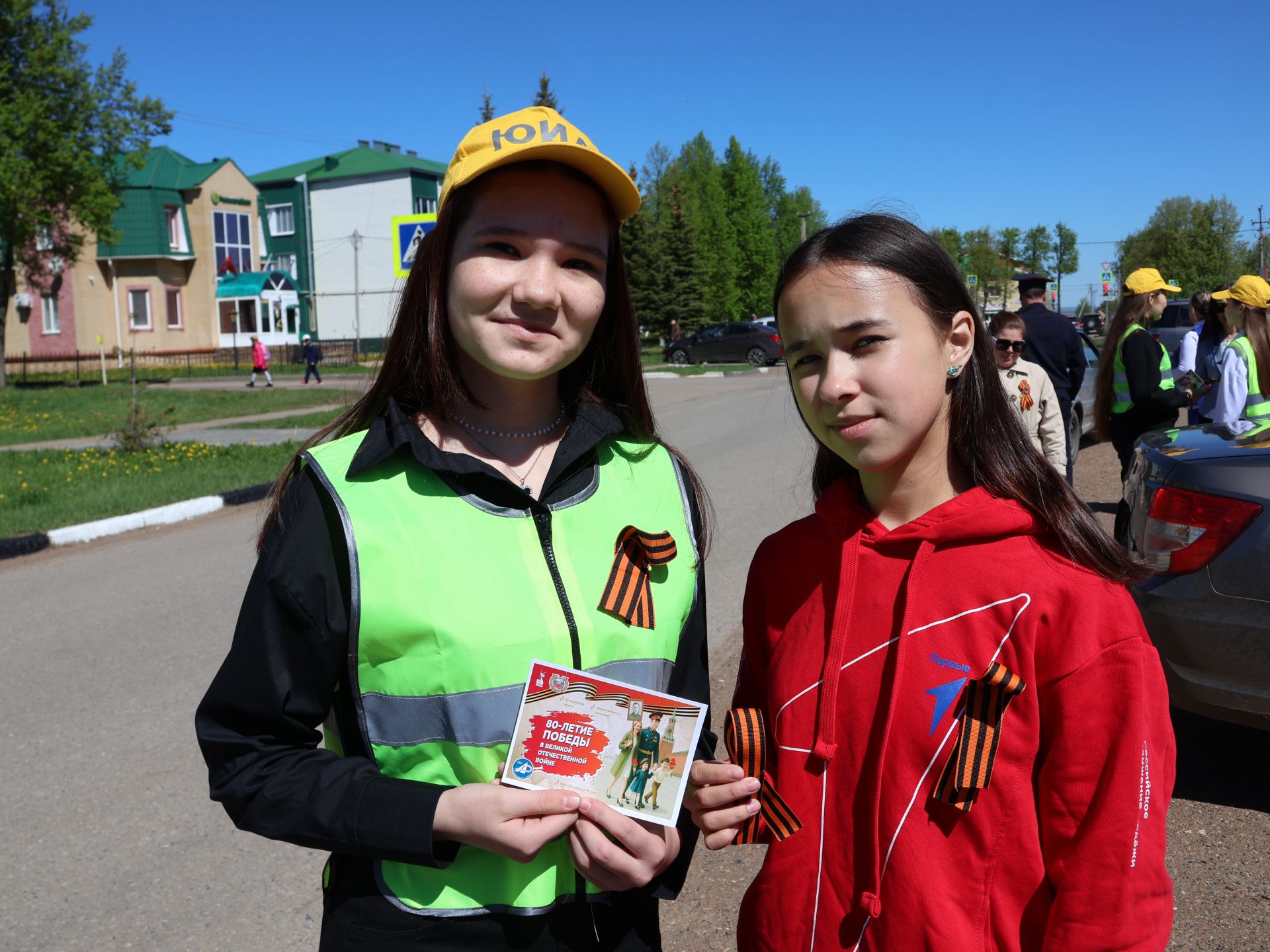 ҖИҢҮ ЮЛЛАРЫ: Актанышның яшь юл хәрәкәте инспекторлары машина йөртүчеләргә Георгий тасмалары таратты