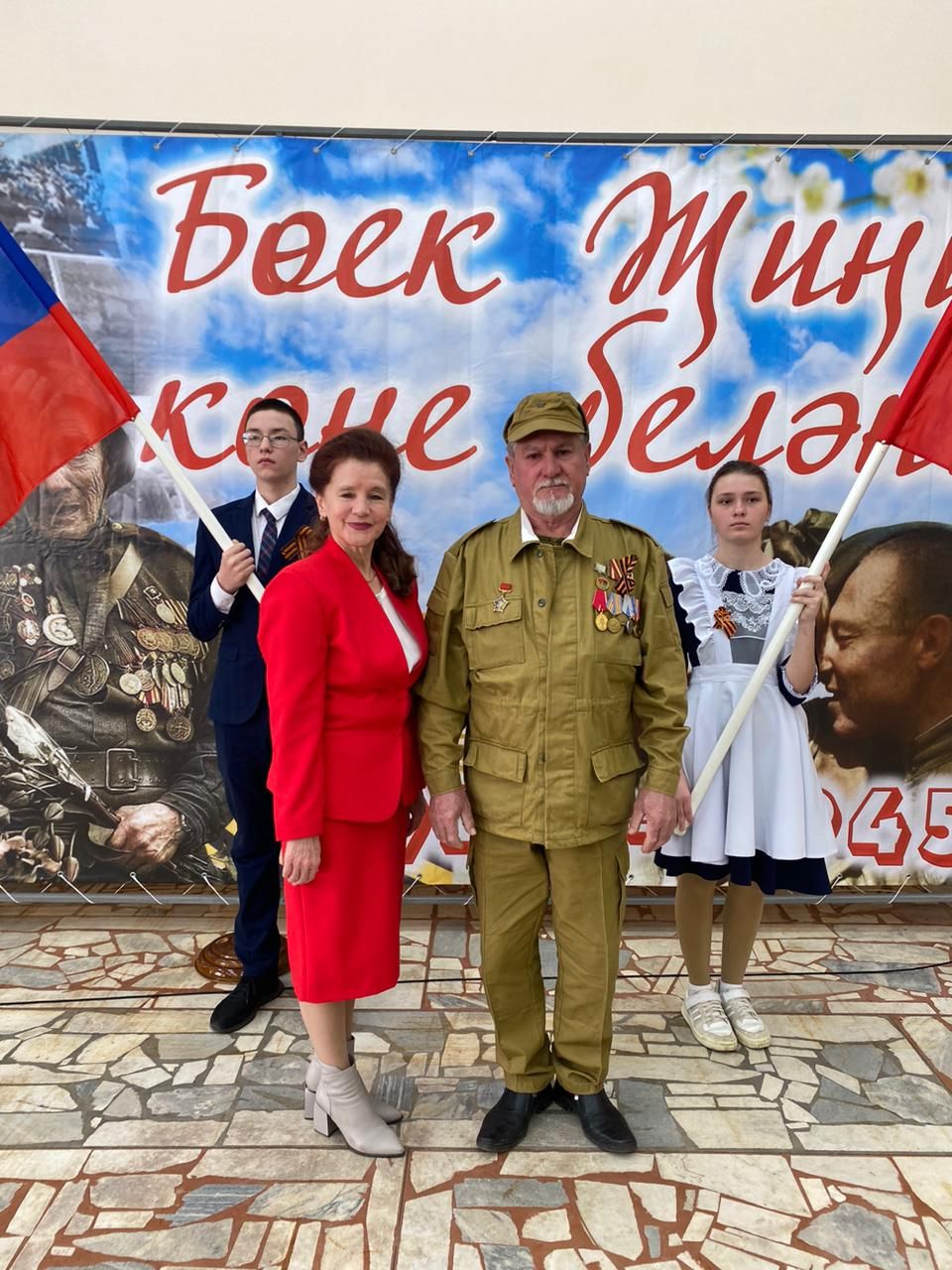 Иске Богады авылында Бөек Җиңү бәйрәмендә махсус хәрби операция батырларына багышлап Хәтер тактасы ачылды