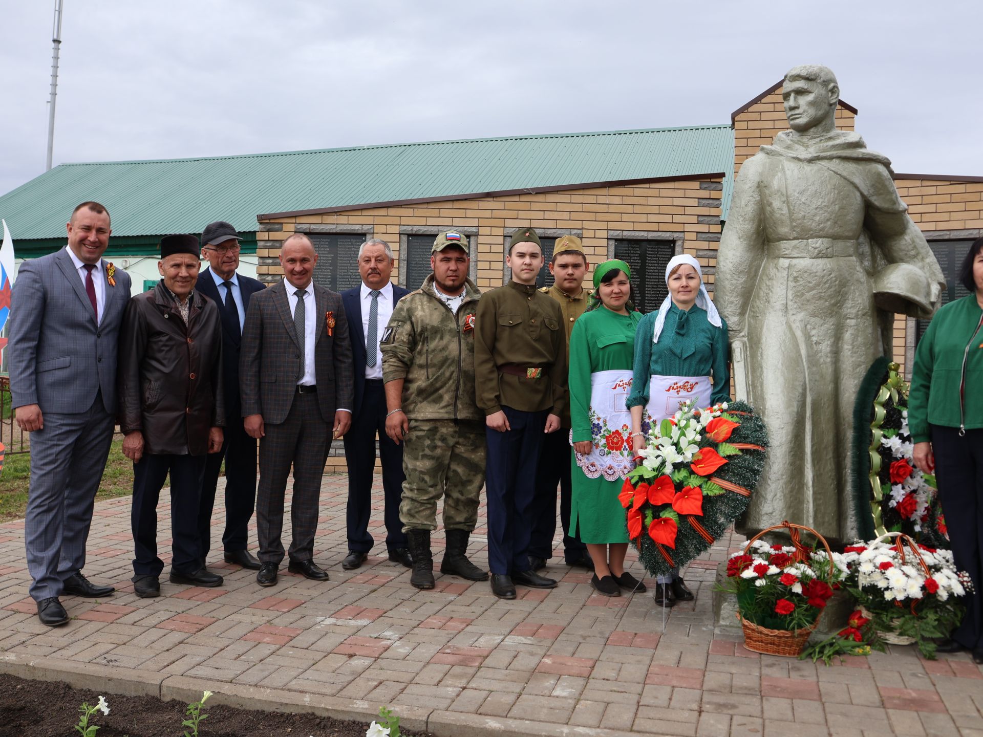 Бүген Такталачык халкы Бөек Җиңү алып килгән 400 батырын искә алды