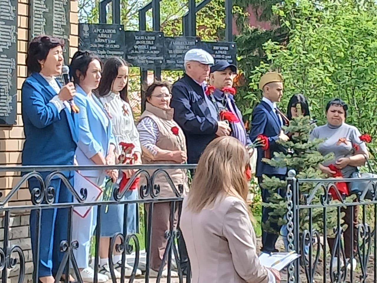 Иске Богады авылында Бөек Җиңү бәйрәмендә махсус хәрби операция батырларына багышлап Хәтер тактасы ачылды