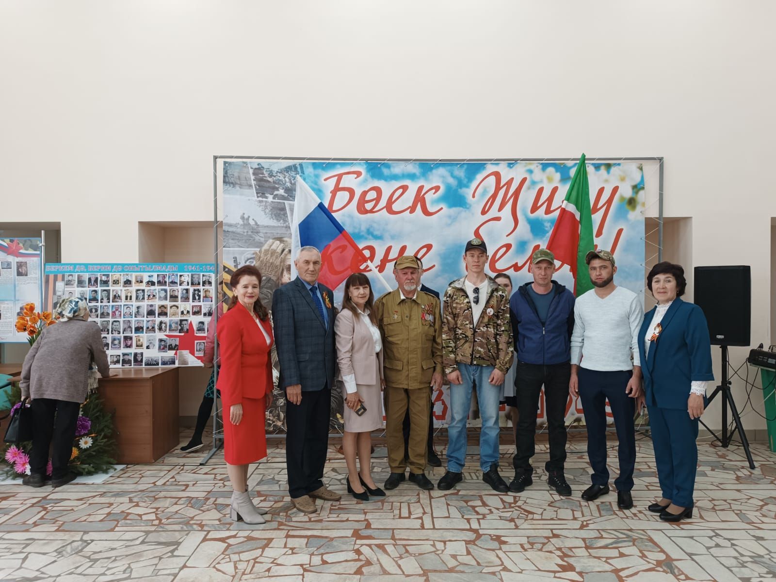 Иске Богады авылында Бөек Җиңү бәйрәмендә махсус хәрби операция батырларына багышлап Хәтер тактасы ачылды