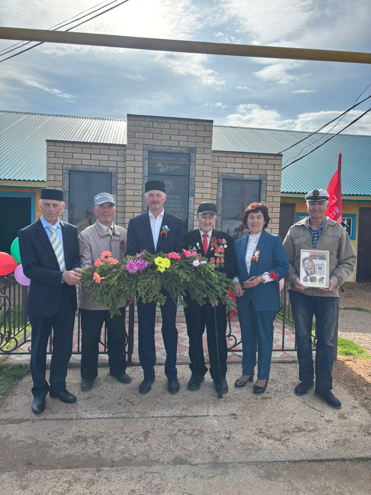 Иске Богады авылында Бөек Җиңү бәйрәмендә махсус хәрби операция батырларына багышлап Хәтер тактасы ачылды