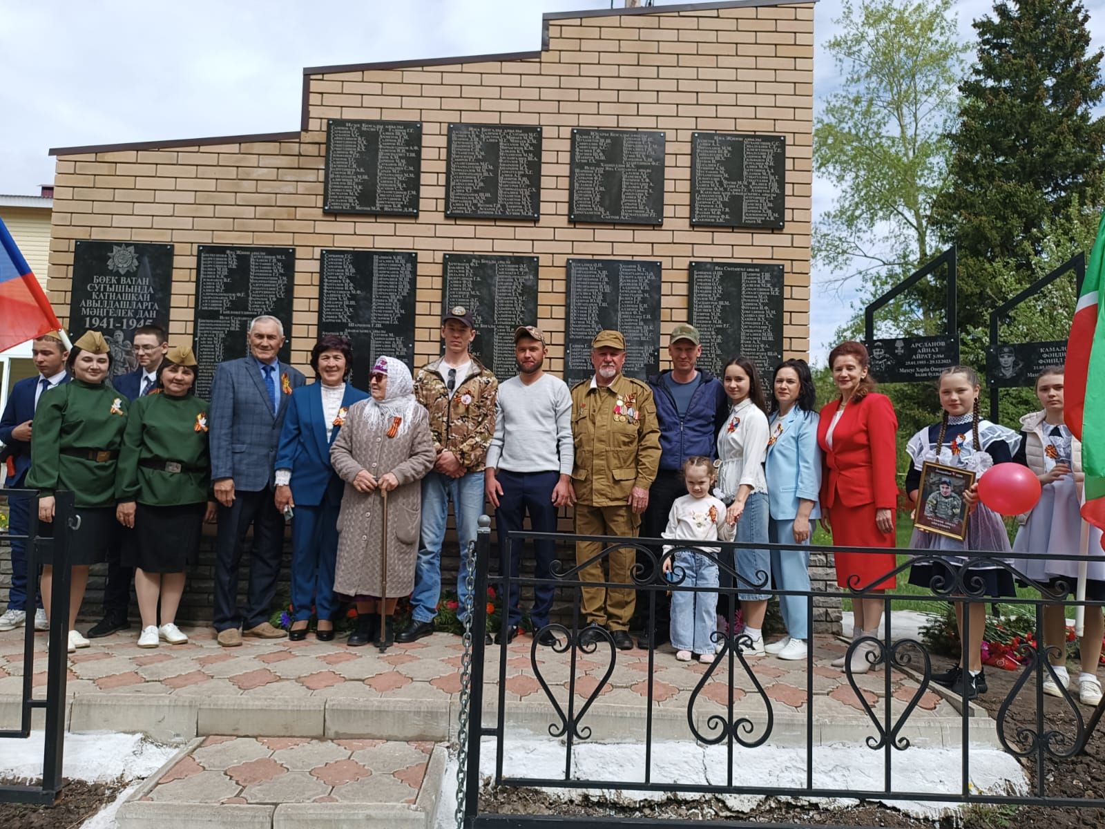 Иске Богады авылында Бөек Җиңү бәйрәмендә махсус хәрби операция батырларына багышлап Хәтер тактасы ачылды
