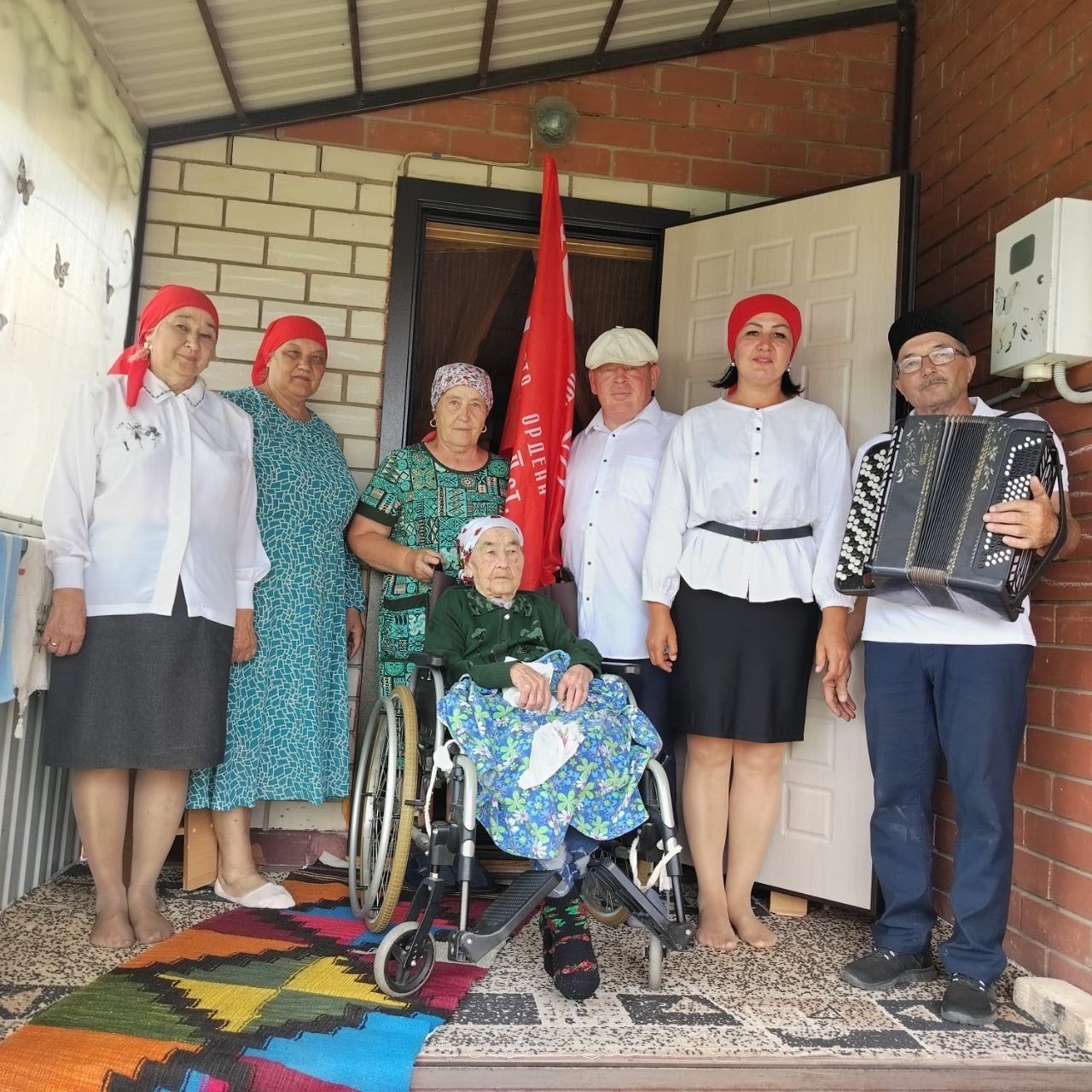 Җиңү Байрагы Иске Байсарга килде
