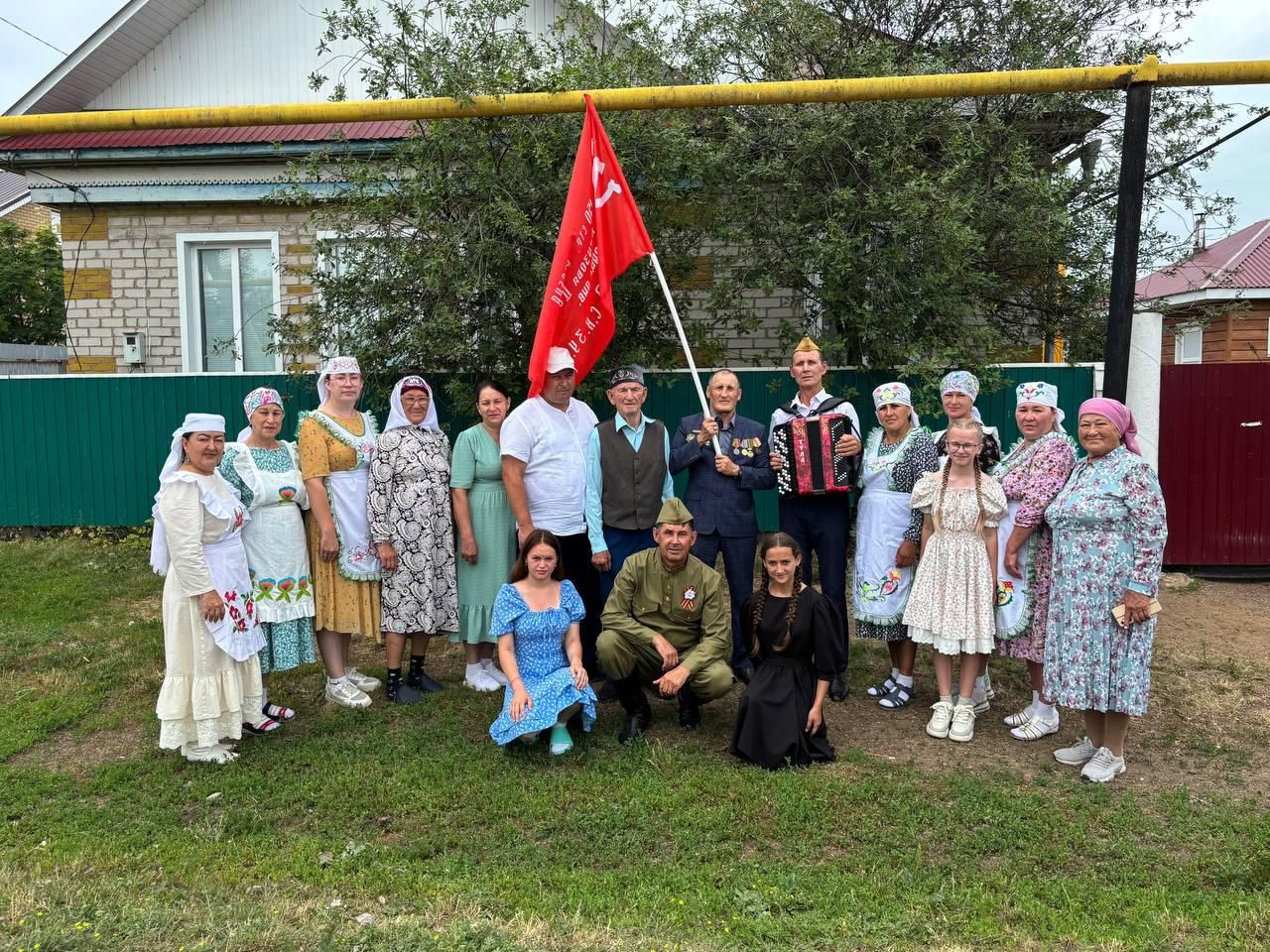 Җиңү байрагын Зөбәер Сабантуенда армия сафларына китәчәк Айнур Галләмов мәйдан буйлап йөртте