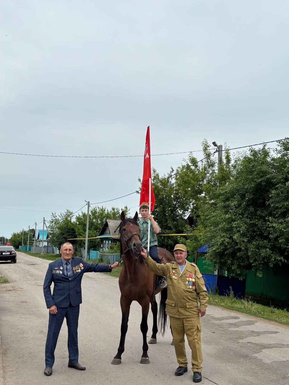 Җиңү байрагын Зөбәер Сабантуенда армия сафларына китәчәк Айнур Галләмов мәйдан буйлап йөртте