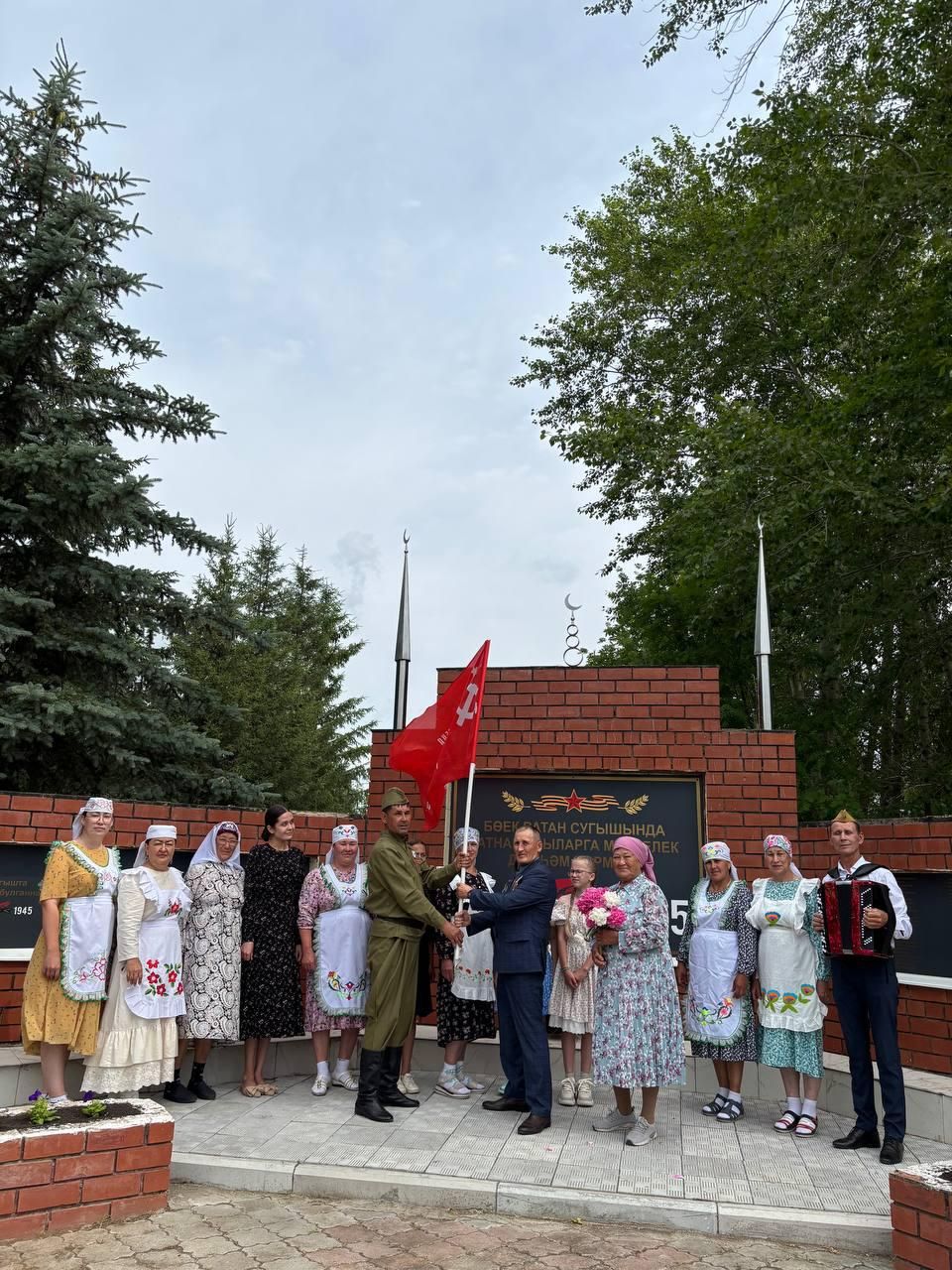 Җиңү байрагын Зөбәер Сабантуенда армия сафларына китәчәк Айнур Галләмов мәйдан буйлап йөртте