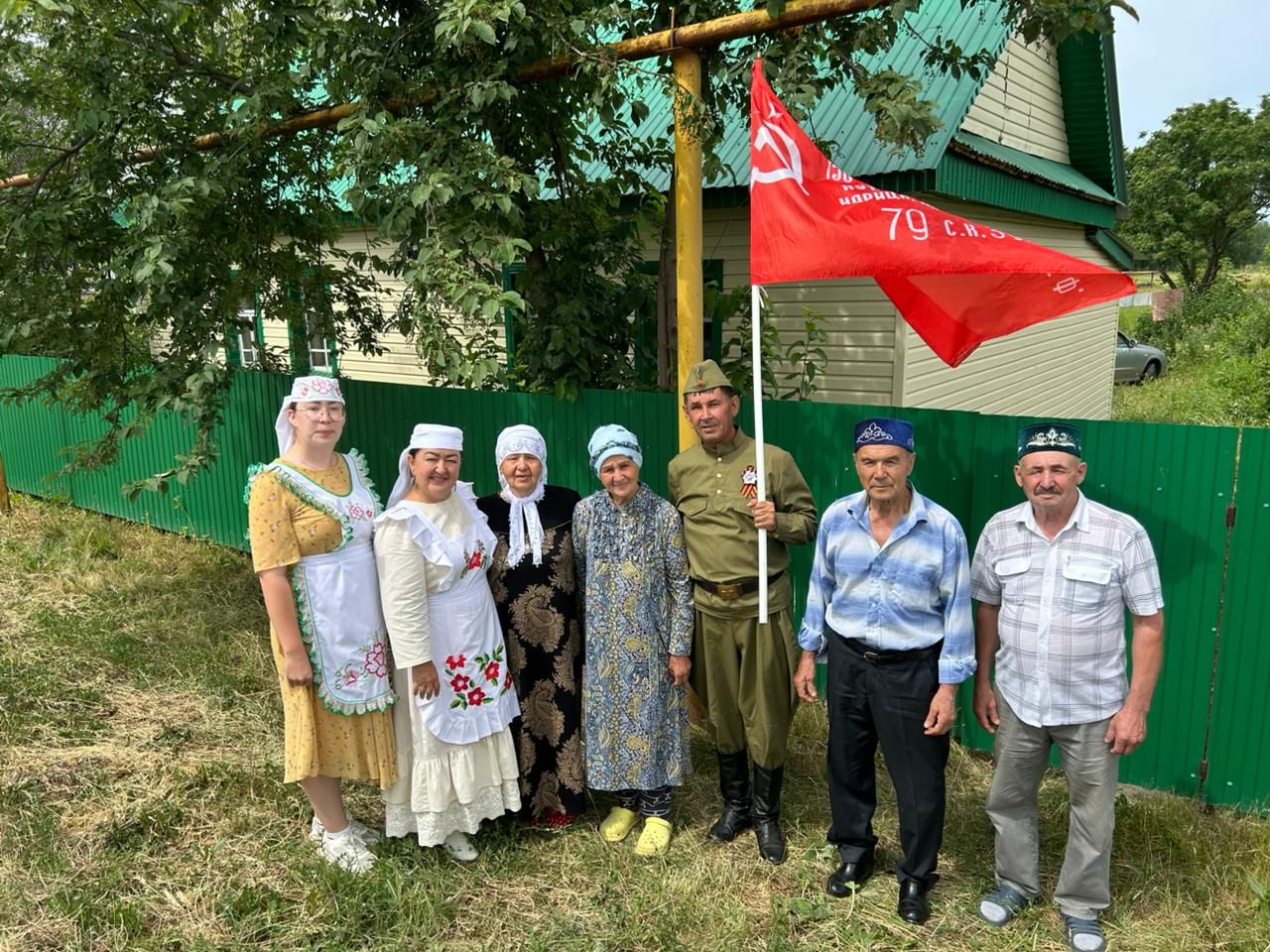 Җиңү байрагын Зөбәер Сабантуенда армия сафларына китәчәк Айнур Галләмов мәйдан буйлап йөртте