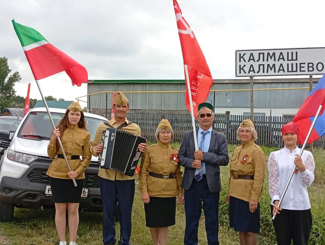 Чалманаратта Җиңү байрагы белән махсус хәрби операция батырларының гаиләләренә килделәр