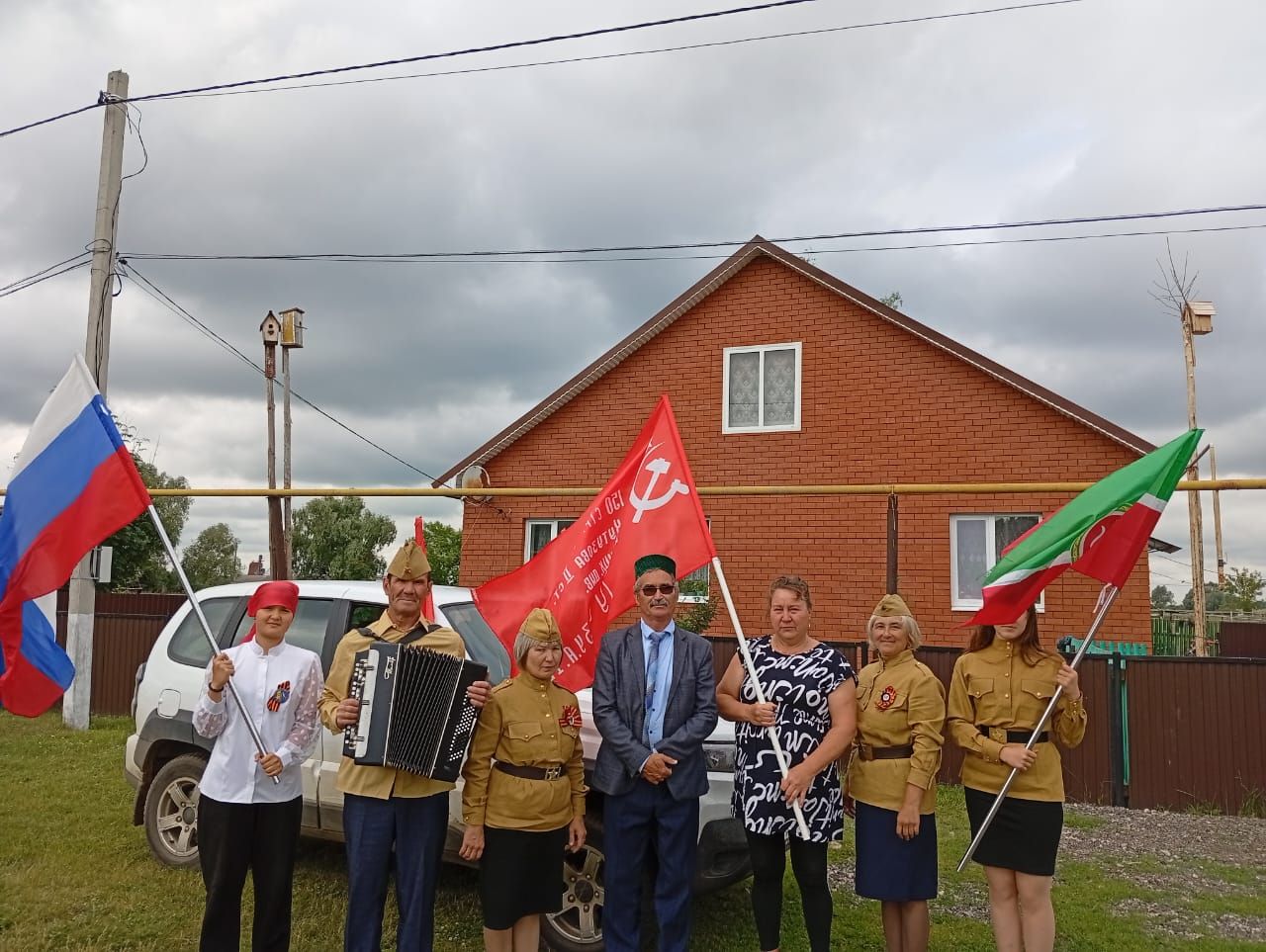 Чалманаратта Җиңү байрагы белән махсус хәрби операция батырларының гаиләләренә килделәр