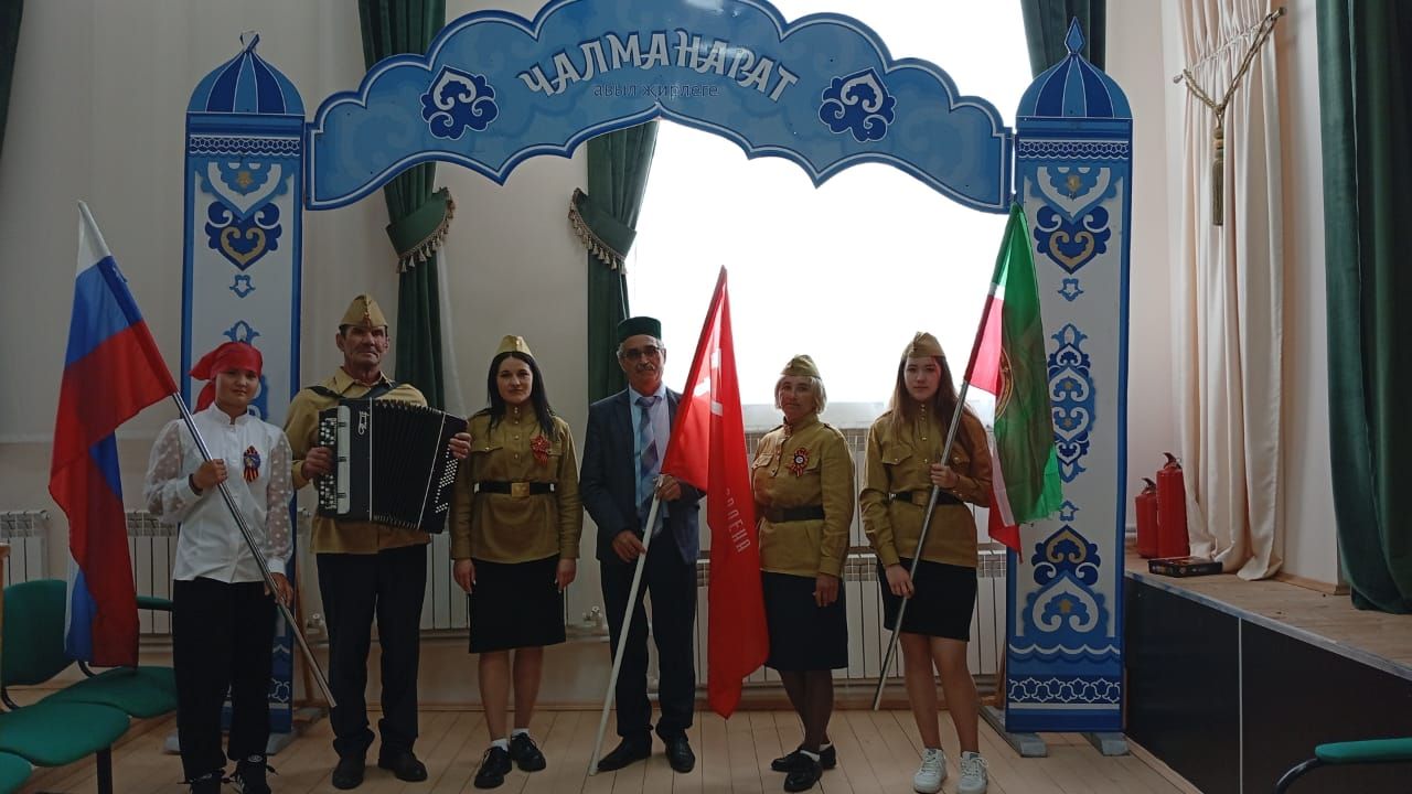 Чалманаратта Җиңү байрагы белән махсус хәрби операция батырларының гаиләләренә килделәр