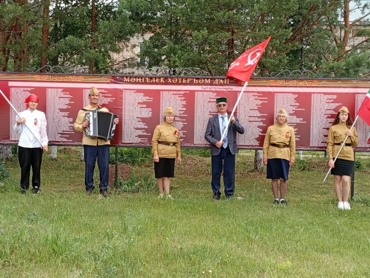 Чалманаратта Җиңү байрагы белән махсус хәрби операция батырларының гаиләләренә килделәр