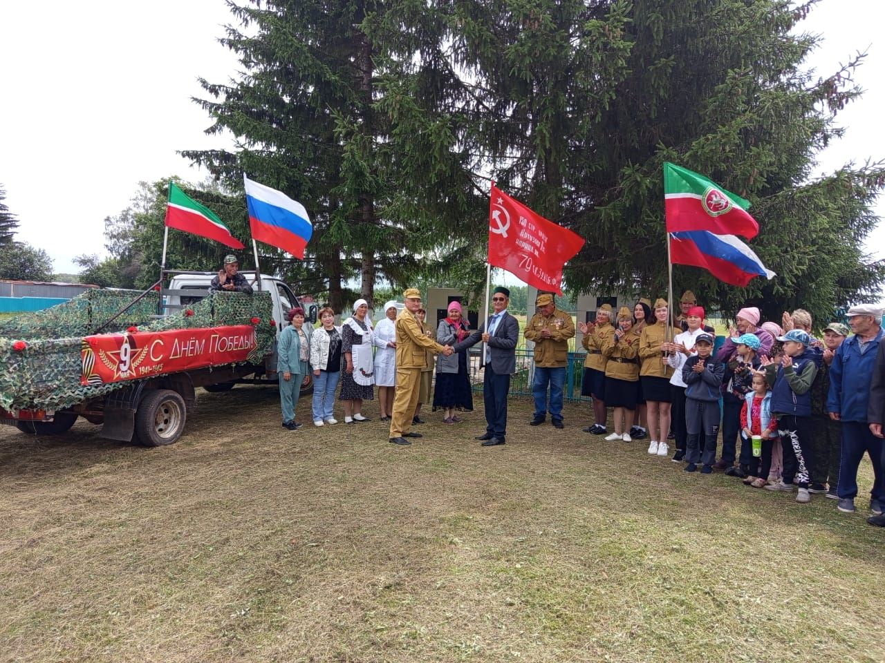 Чалманаратта Җиңү байрагы белән махсус хәрби операция батырларының гаиләләренә килделәр