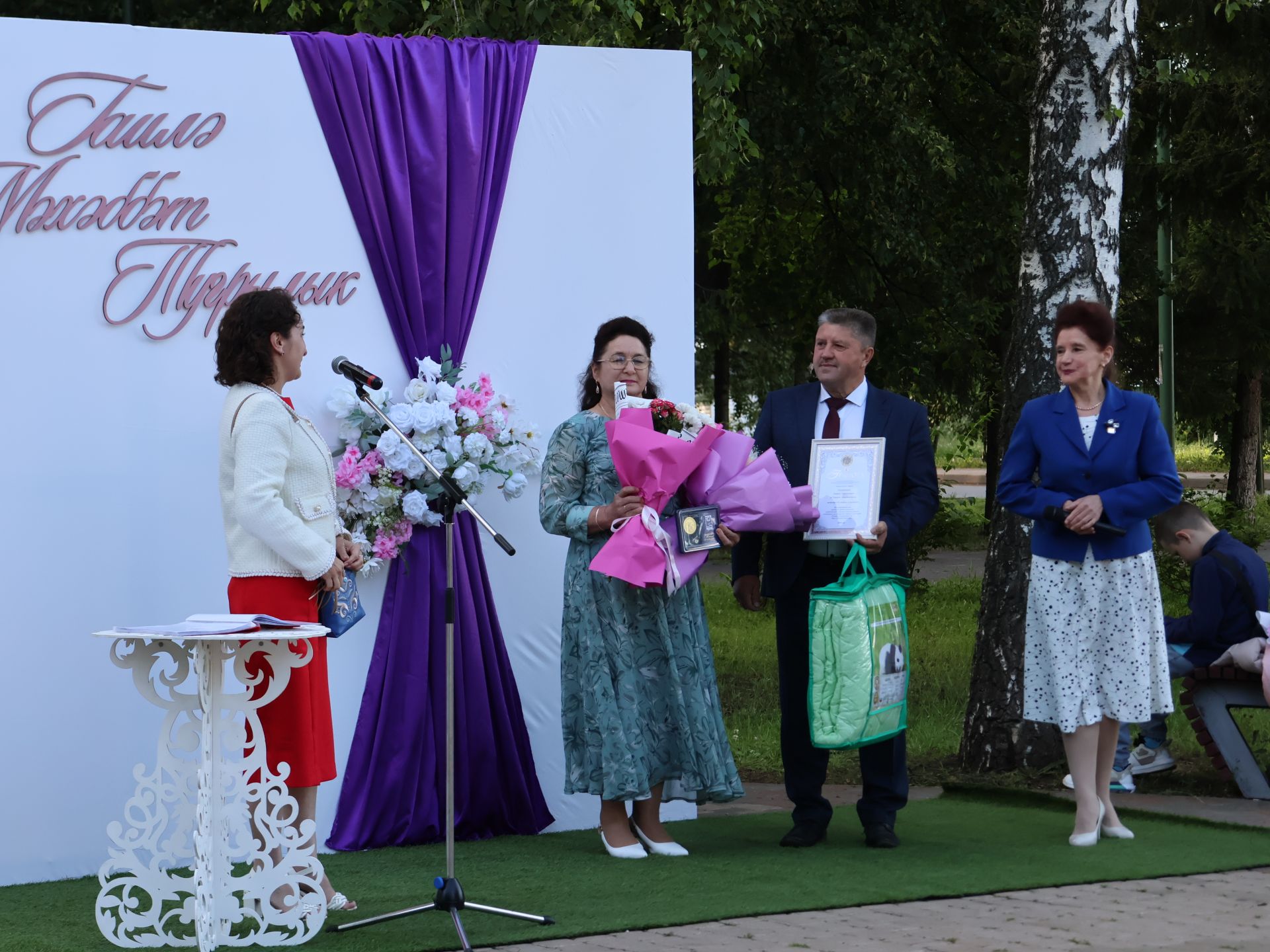 «Пар балдак»та мәңгелек мәхәббәт: Актаныш Бриллиант, Зөбәрҗәт һәм Алтын туй юбилярларын котлады