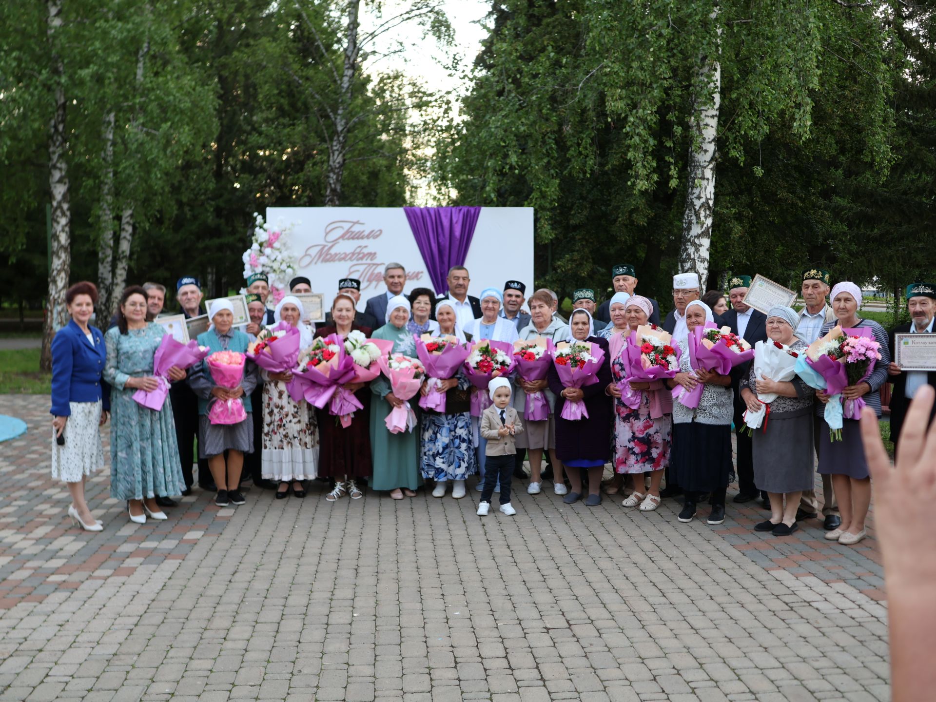 «Пар балдак»та мәңгелек мәхәббәт: Актаныш Бриллиант, Зөбәрҗәт һәм Алтын туй юбилярларын котлады