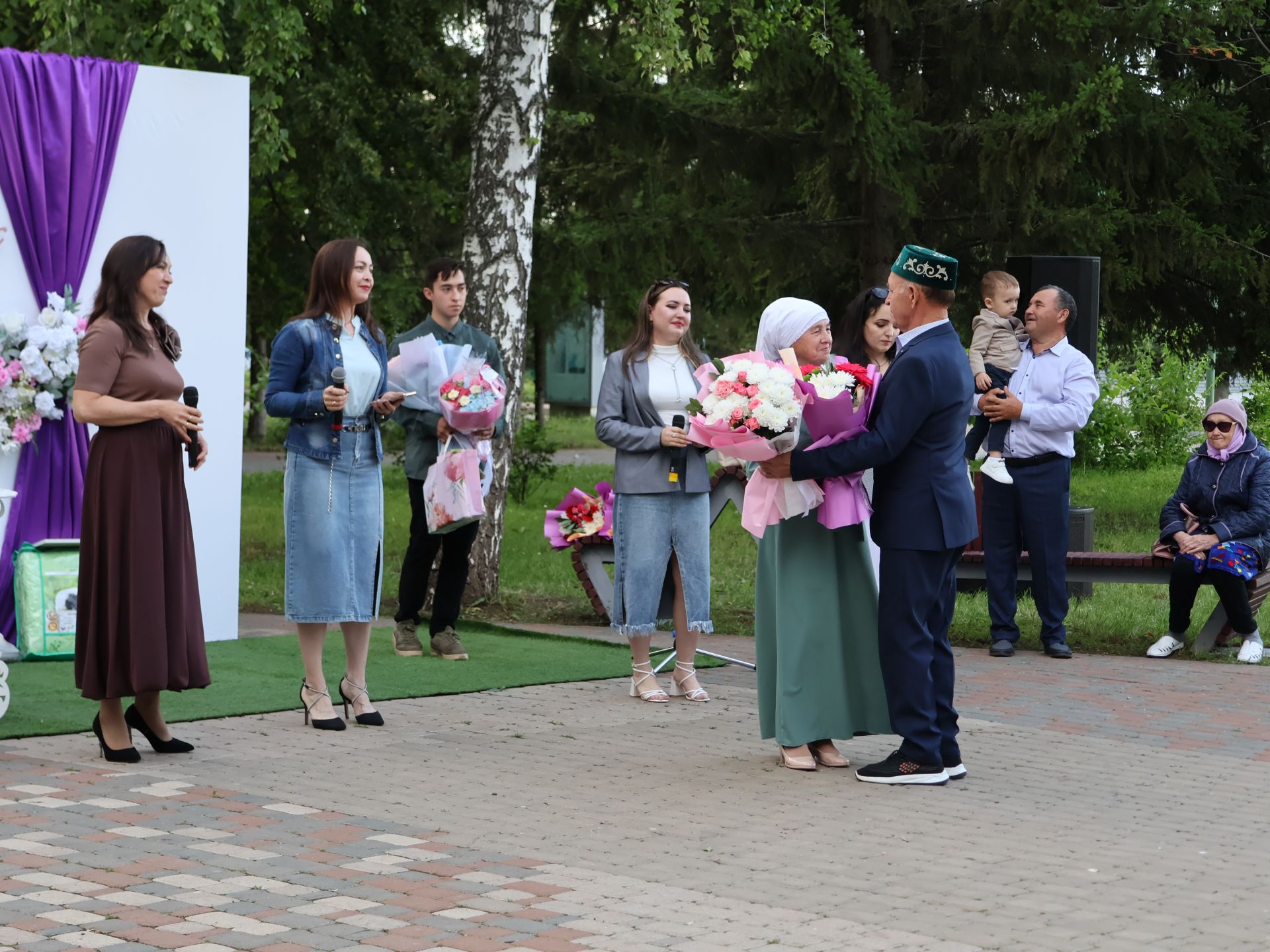 «Пар балдак»та мәңгелек мәхәббәт: Актаныш Бриллиант, Зөбәрҗәт һәм Алтын туй юбилярларын котлады