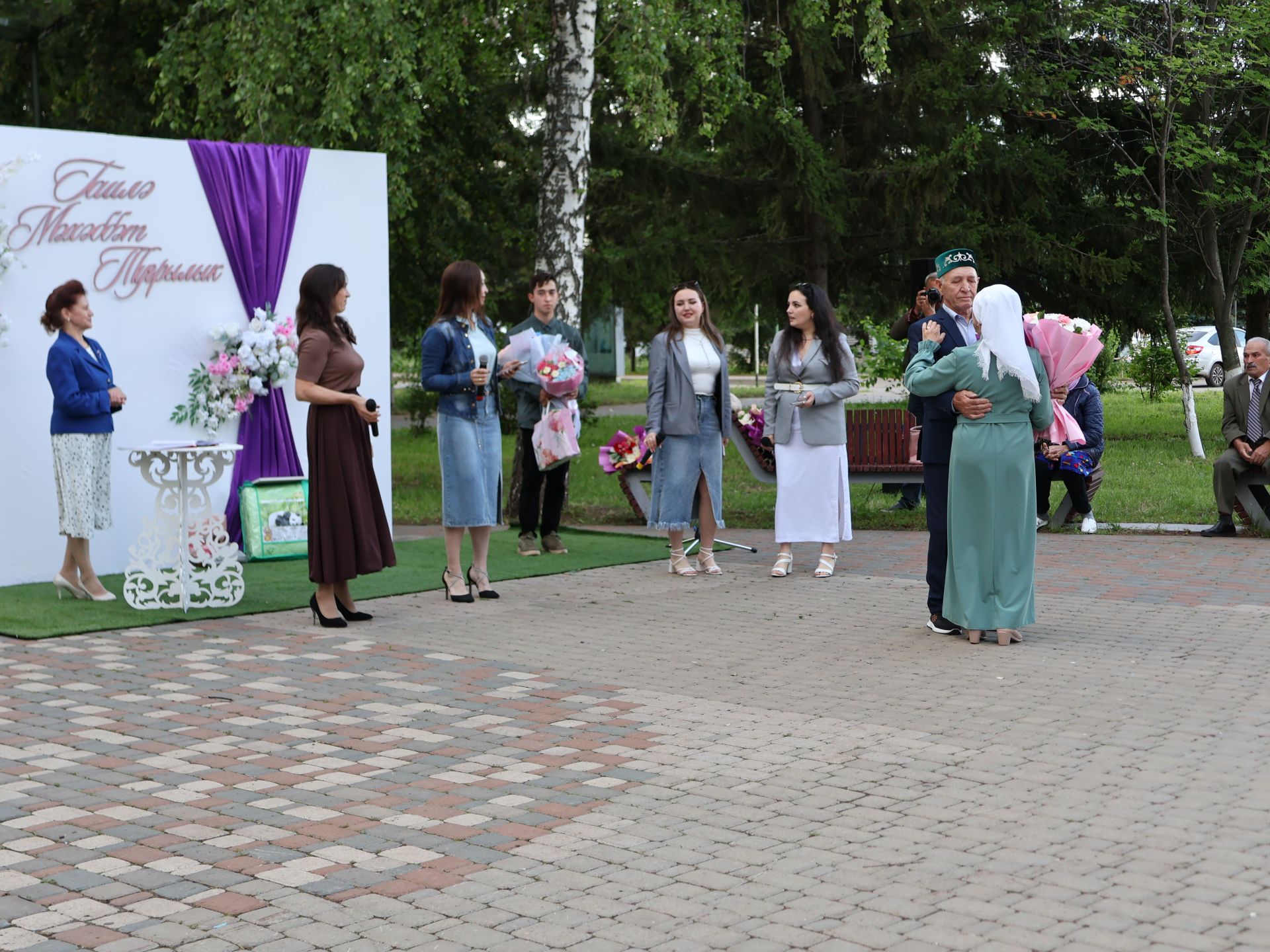 «Пар балдак»та мәңгелек мәхәббәт: Актаныш Бриллиант, Зөбәрҗәт һәм Алтын туй юбилярларын котлады